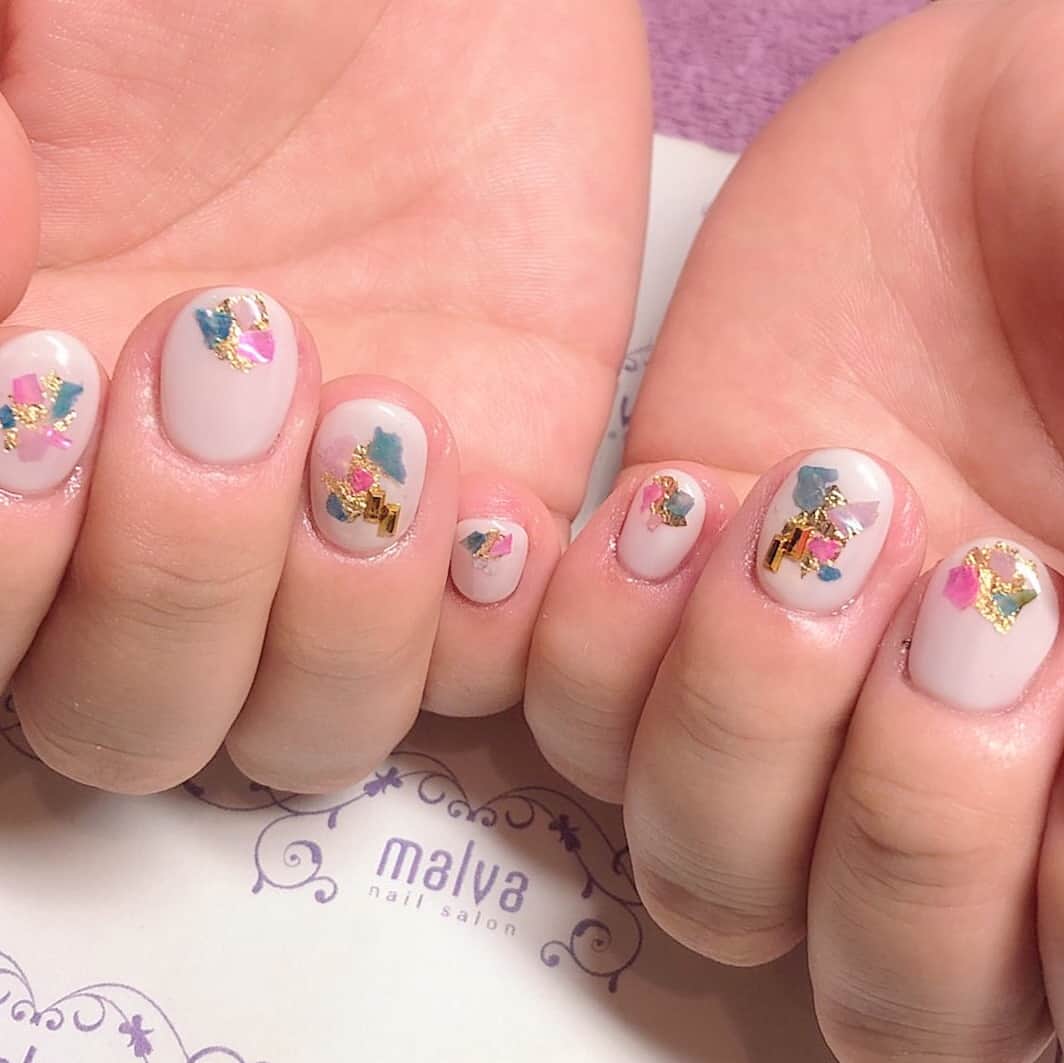 nailsalon malva（ネイルサロンマルヴァ）さんのインスタグラム写真 - (nailsalon malva（ネイルサロンマルヴァ）Instagram)「パーツ&シール189❋⠀ ⠀ ホワイトベースにカラフルシェルが可愛いdesign❤️⠀ ⠀ nailsalon malva ⠀ ご予約はLINEからがオススメです☆⠀ 🌙原宿LINE ID→《@malva》⠀ ※@を忘れずに‼︎⠀ 全てのアートや料金表はHPより⠀ http://www.malvanail.com/sp/⠀ #malva#マルヴァ#ネイル#gelnail#nail#nailart#naildesign#nailstagram#ジェル#gel#ジェルネイル#ネイルデザイン#原宿ネイル#nailsalon#ネイルサロン#ネイルチップ#森絵里香#malvaネイル#malvanail#ネイリスト募集#美甲#ロシアンマニキュア#ハンドネイル#夏ネイル#네일#젤네일#甲油#指甲#beauty#シェルネイル」7月24日 14時00分 - malva_nail