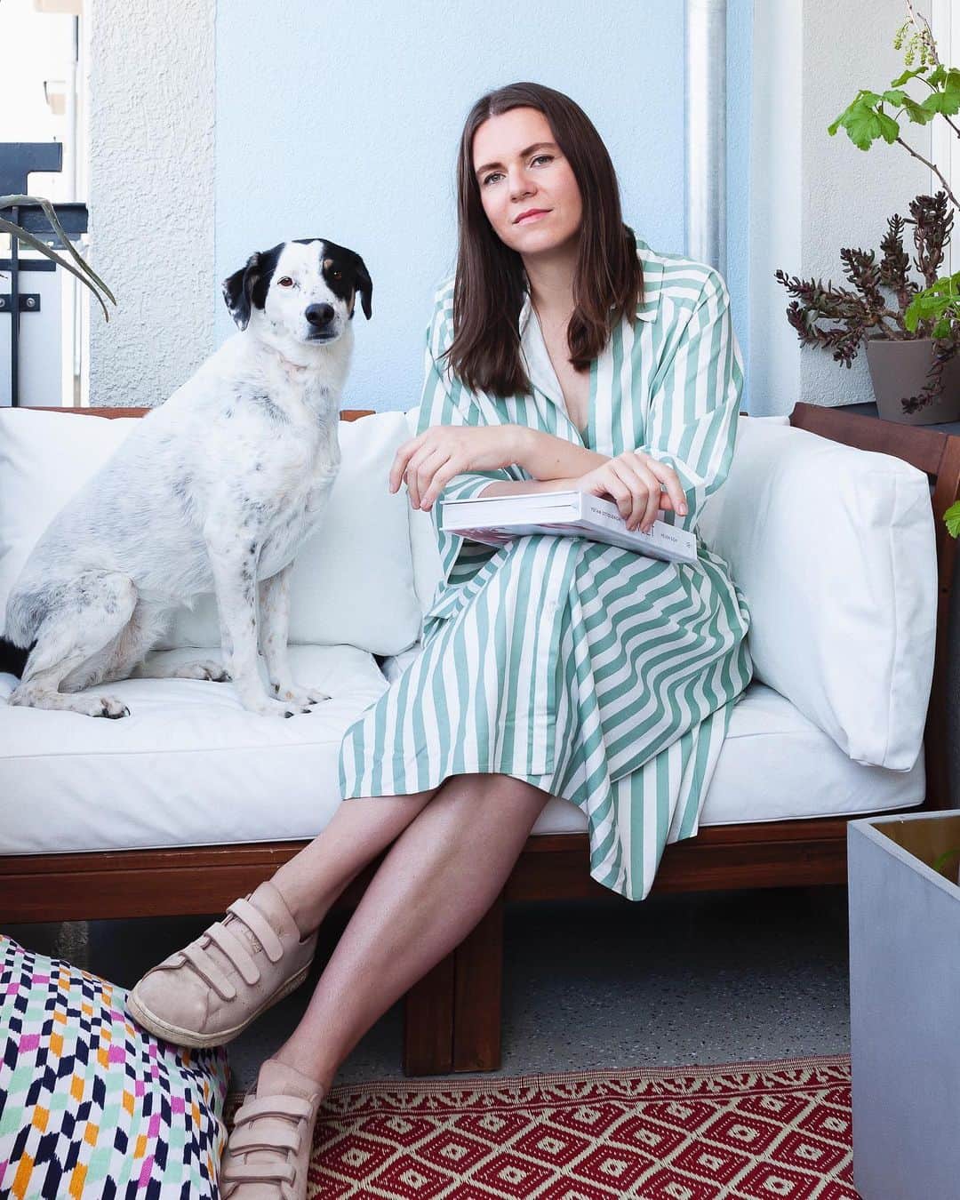 STIL IN BERLINのインスタグラム：「Zweimal hintereinander #nicothemutt im Feed, das muss dieses Sommerloch sein. #kernfamilie 📸 @acscoffoni für @couch_magazin」