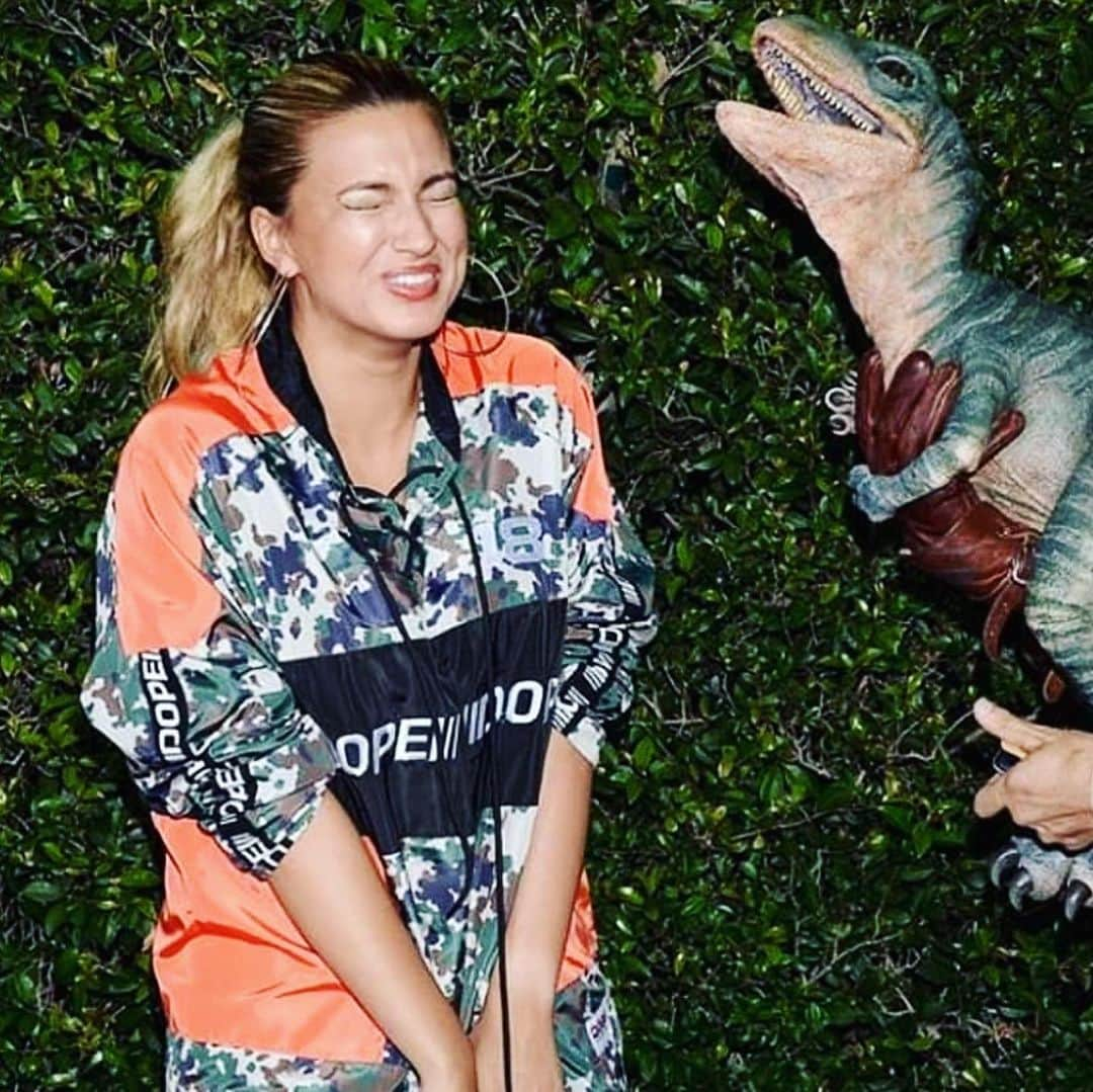 トーライ・ケリーさんのインスタグラム写真 - (トーライ・ケリーInstagram)「if this ain’t an expectation vs. reality post....... . . . 🦖grand opening of the @jurassicworld ride was awesome, thx @unistudios 🦕」7月24日 14時14分 - torikelly