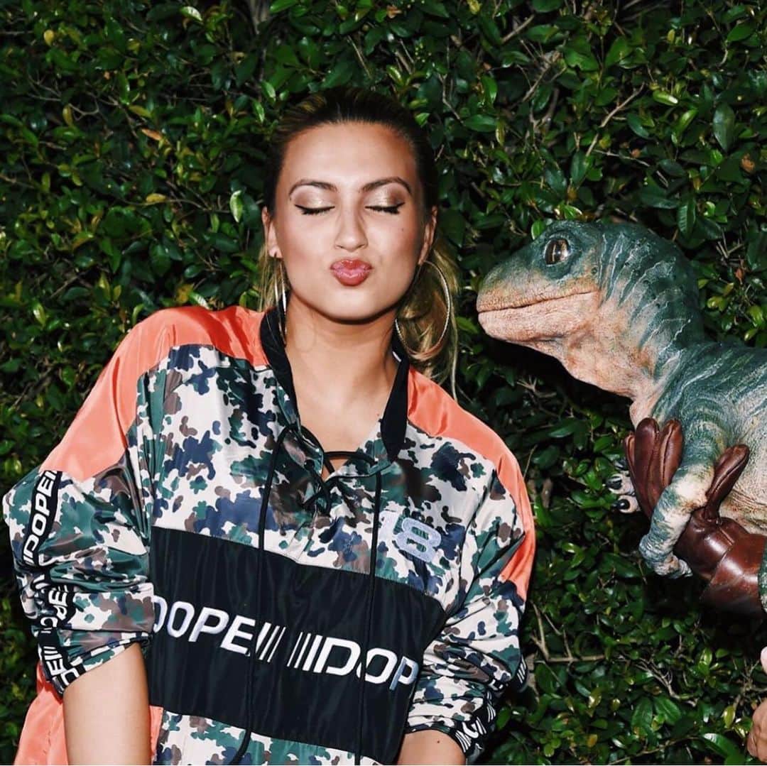 トーライ・ケリーのインスタグラム：「if this ain’t an expectation vs. reality post....... . . . 🦖grand opening of the @jurassicworld ride was awesome, thx @unistudios 🦕」