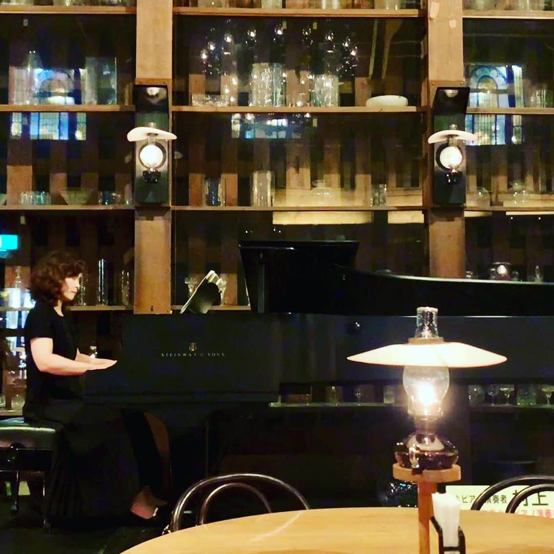 牛窪万里子さんのインスタグラム写真 - (牛窪万里子Instagram)「今日は小樽に来ました！  運河から堺町本通りを歩き、北一硝子の北一ホールへ。  硝子のランプのシャンデリアの幻想的な空間。  ランプの温かな光に目が休まります…。 ピアノ演奏を聴きなら癒されてます。  #小樽 #北一硝子 #北一ホール  #北一ホールのガスランプ  #北一ホールカフェ」7月24日 14時15分 - mariko_ushikubo