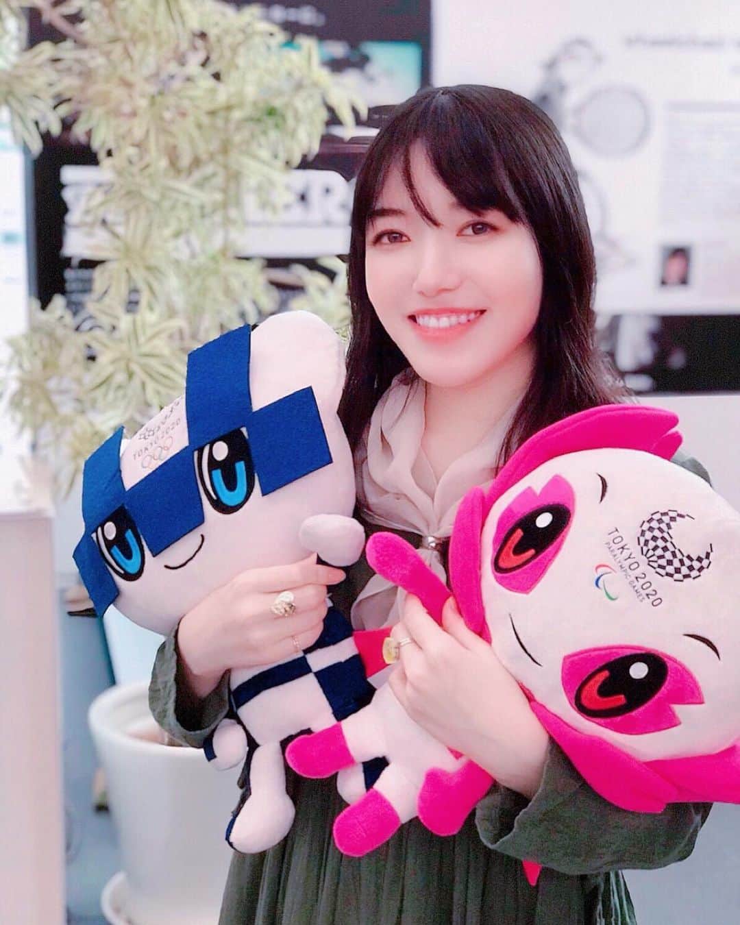 のインスタグラム：「今日で #東京2020まであと1年 なんだって🎉 私も関連事業のナレーションで関わったり、だんだん実感が湧いてきたなぁ☺️ 楽しみだね✨ . #東京2020 #東京オリンピック #ミライトワ  #ソメイティ #東京2020オリンピック #tokyo2020 #2020tokyo #オリンピック #Olympic #パラリンピック #Paralympics #olympics #マスコット #マスコットキャラクター #miraitowa #someity  #kawaii #ぬいぐるみ #ナレーション #ナレーター #japan #tokyo #あと1年 #自撮り #自撮り女子 #女子 #selfie #girlsselfie #girl」