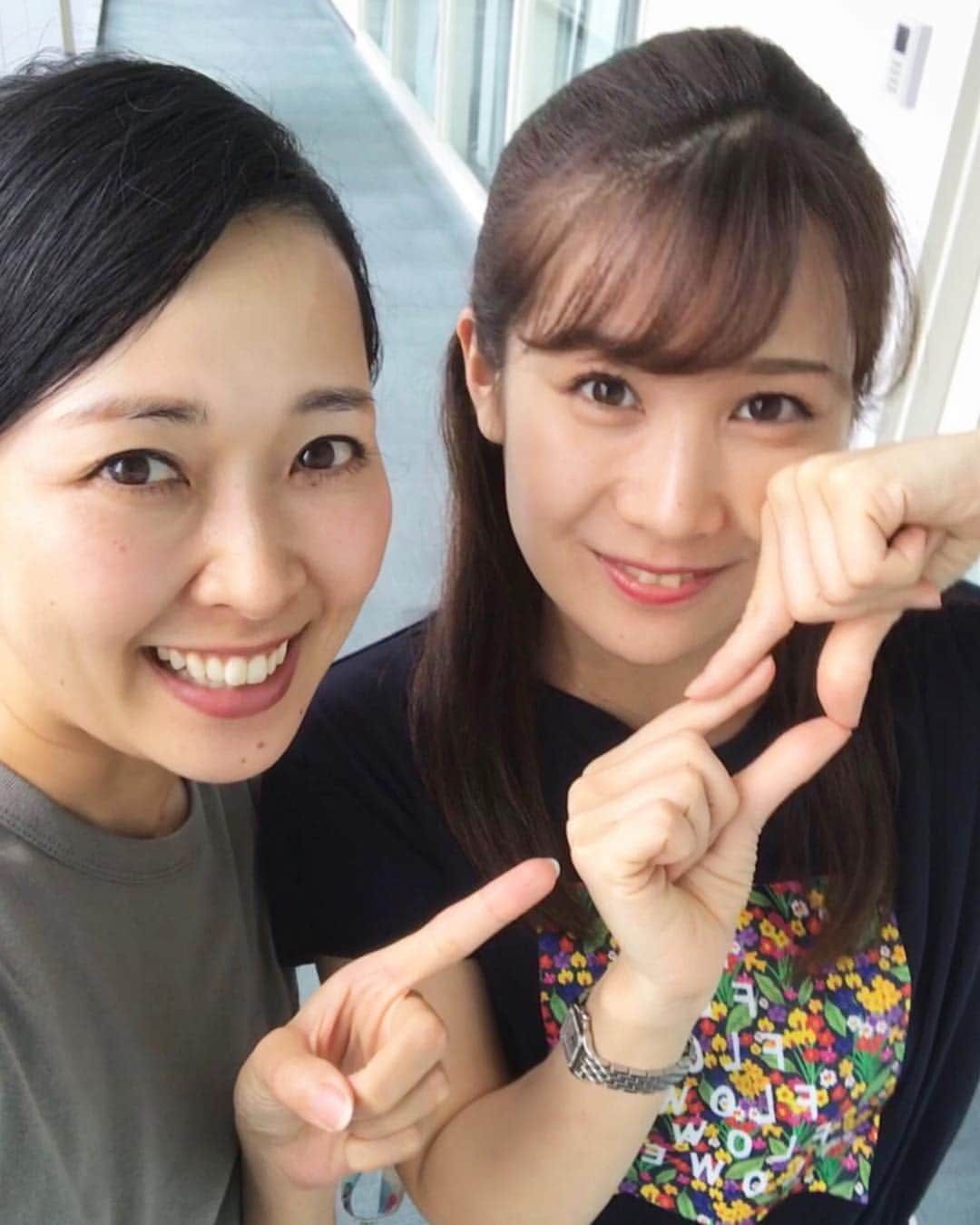 島津咲苗さんのインスタグラム写真 - (島津咲苗Instagram)「皆さん！ 私が手で表しているのは一体何でしょうか！！！ 私に関係のあるものです・・・ そして明日のハヤリモンにも深〜い関わりがあります。  ちょっと難しすぎるでしょうか？！ 寝る前に答え言いますね🚣🏻‍♂️🗾(←大ヒント)  #徳重杏奈 #アナウンサー #島津咲苗 #ドデスカ #メーテレ #tshirt #tshirts  #blacktshirt #bluelabel  #bluelabelcrestbridge」7月24日 14時26分 - sanae_shimazu