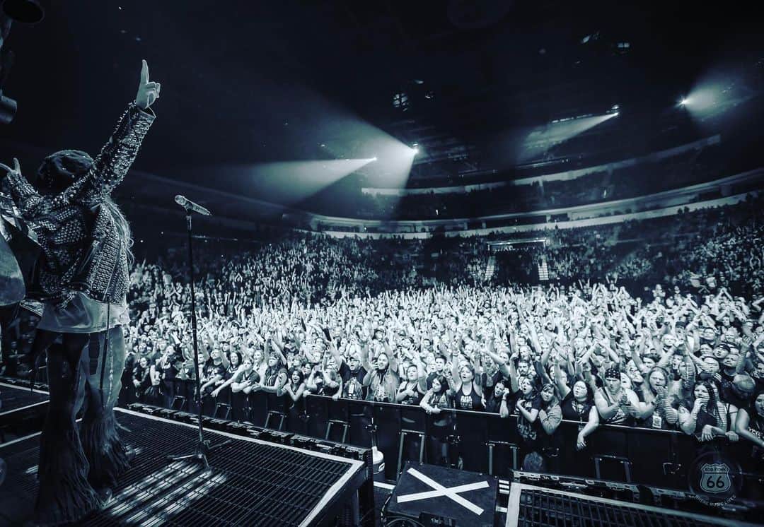 ロブ・ゾンビのインスタグラム：「South Dakota thanks for a crazy night! #robzombie #southdakota」