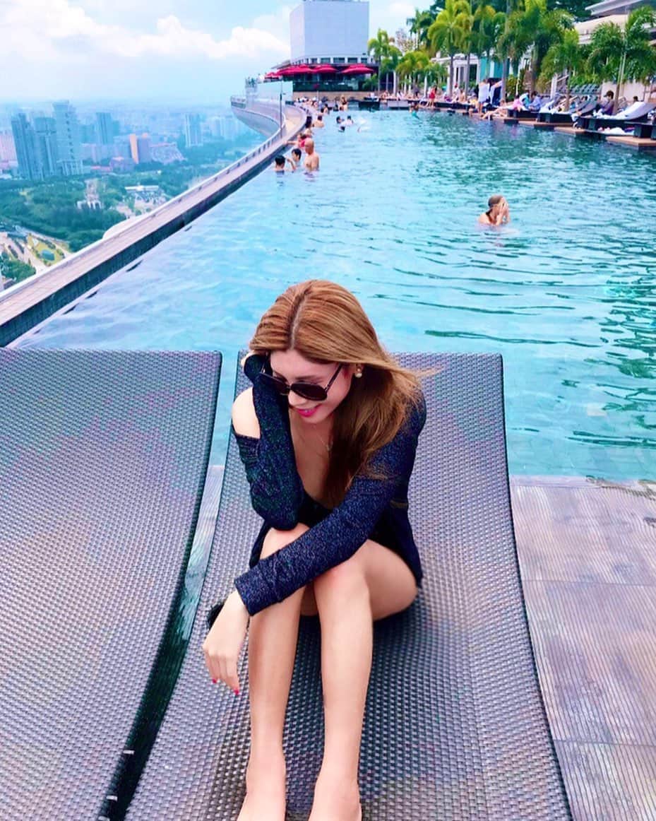 のインスタグラム：「Marina Bay Sands🇸🇬 曇ってたけど晴れてきた🧡❤️💛💚 . . #マリーナベイサンズ #シンガポール #singapore #🇸🇬 #まったり旅行」