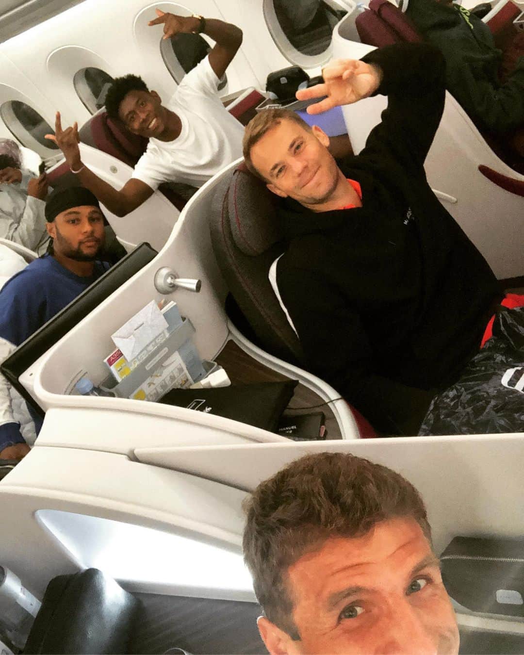 トーマス・ミュラーのインスタグラム：「Thank you USA 🇺🇸 for a amazing Tour , Munich is waiting ✈️ #fcbayern #miasanmia #esmuellert #niklassülehatdenbestengolfschwungderWelt」