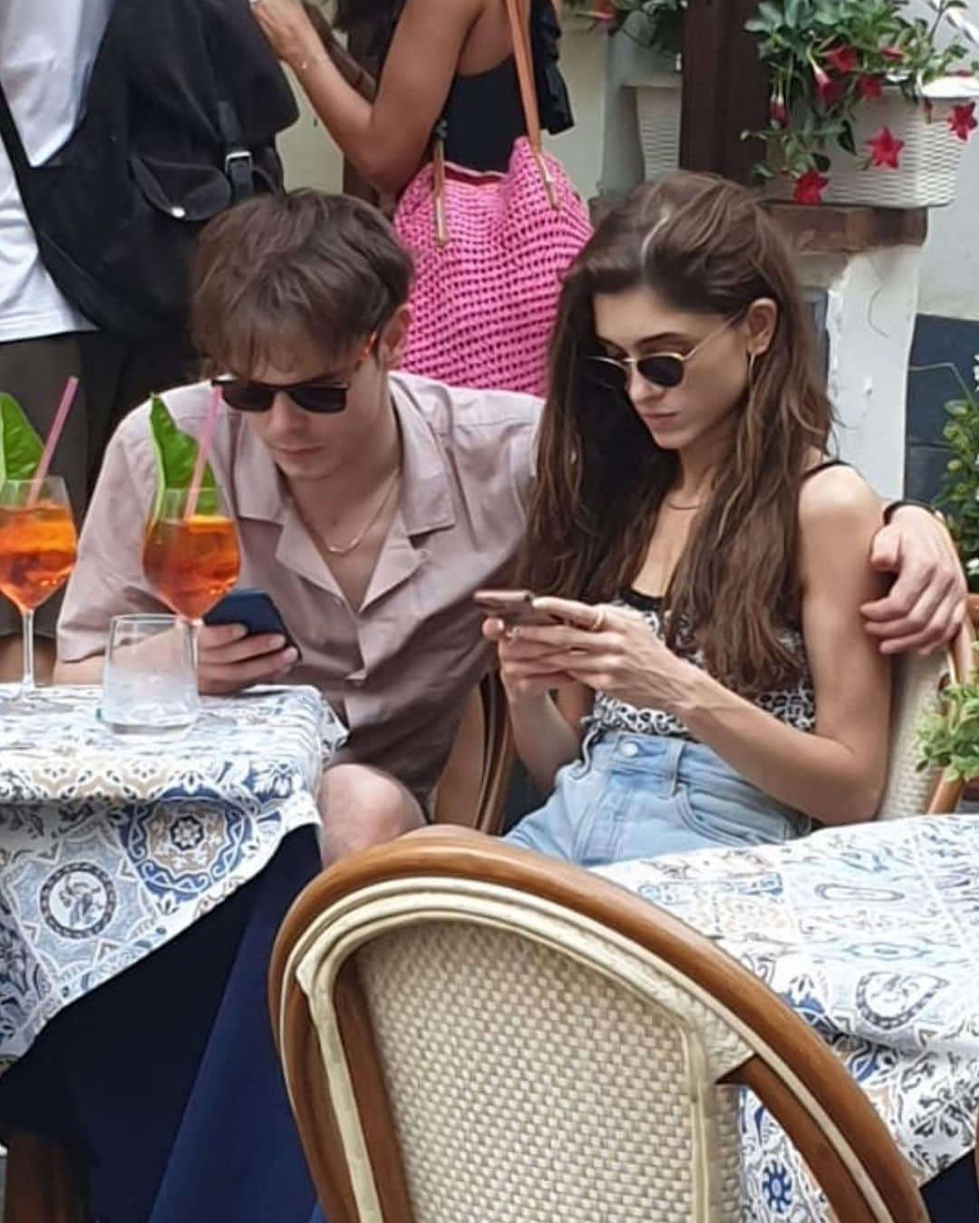 Just Jaredさんのインスタグラム写真 - (Just JaredInstagram)「@strangerthingstv costars & real-life couple @charlie.r.heaton & @nattyiceofficial cozy up during a lunch date! #CharlieHeaton #NataliaDyer Photos: Backgrid」7月24日 14時45分 - justjared