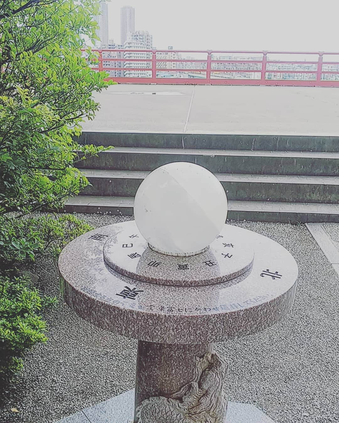 三宅裕子さんのインスタグラム写真 - (三宅裕子Instagram)「#多摩川浅間神社 ⛩️ ・ #御祭神は #木花咲耶姫様🌼 ・ ・ #七夕 🎋の時期に行ったので短冊が飾ってあってとてもきれいでした🎵 #夏越の大祓え の #茅の輪 もまだあって得した気分でした☺️ ・ ここの神社は占い師さんがもってそうな?!水晶もあったり #子産み石 もあったりと、色々と楽しめます。 この水晶は自身の干支を富士山の方角へ向くように、干支の石盤をまわして使うそう🤔 富士山がみえなかったので使えなかったけれど.. とても景色もよくて癒されました♥️ 子産み石は子宝だけじゃなくてアイデアとか生み出す力のご利益もあるんじゃないかなぁと思います☺️ #多摩川 #富士山  #パワースポット #powerspot #神社巡り #japaneseculture #癒し #吉兆」7月24日 14時46分 - yuko_miyake