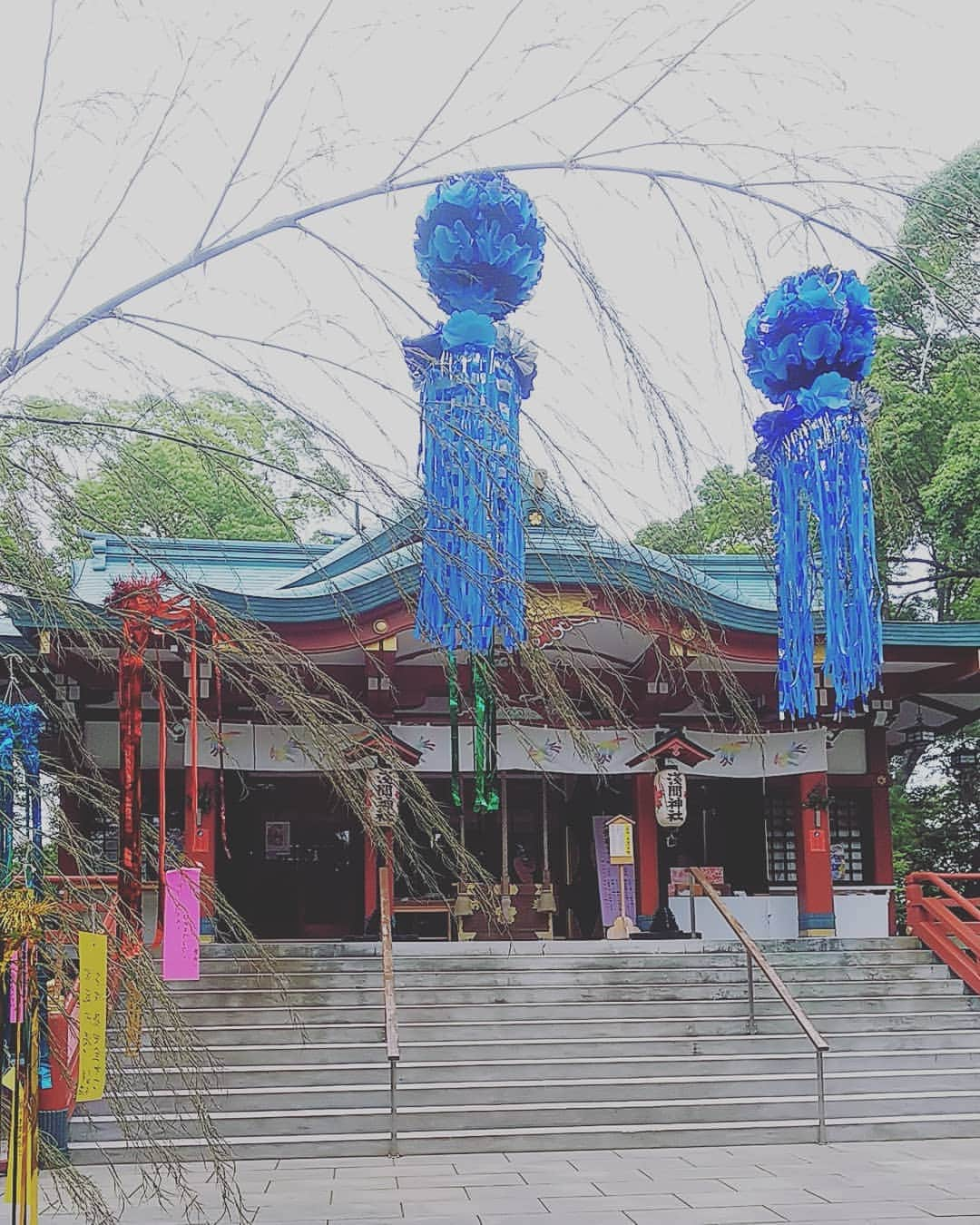 三宅裕子さんのインスタグラム写真 - (三宅裕子Instagram)「#多摩川浅間神社 ⛩️ ・ #御祭神は #木花咲耶姫様🌼 ・ ・ #七夕 🎋の時期に行ったので短冊が飾ってあってとてもきれいでした🎵 #夏越の大祓え の #茅の輪 もまだあって得した気分でした☺️ ・ ここの神社は占い師さんがもってそうな?!水晶もあったり #子産み石 もあったりと、色々と楽しめます。 この水晶は自身の干支を富士山の方角へ向くように、干支の石盤をまわして使うそう🤔 富士山がみえなかったので使えなかったけれど.. とても景色もよくて癒されました♥️ 子産み石は子宝だけじゃなくてアイデアとか生み出す力のご利益もあるんじゃないかなぁと思います☺️ #多摩川 #富士山  #パワースポット #powerspot #神社巡り #japaneseculture #癒し #吉兆」7月24日 14時46分 - yuko_miyake