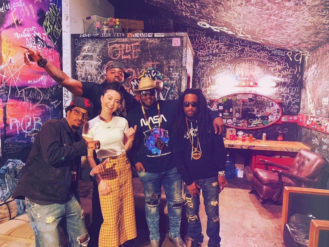 エミ・マイヤーのインスタグラム：「About to go onstage with the @nappyroots to do their song “Wings feat. Emi Meyer” @skinnydeville @nappyscales @buffalostille @ronclutch 今からシアトルでゲスト出演！彼らがフィーチャーしてくれた曲を一緒にこれから歌います🎤#nectarlounge#nappyroots#seattle」