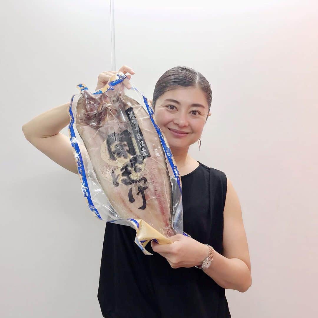 間々田佳子のインスタグラム：「北海道から 大きなホッケが届きました。 先日の講演のお礼かな？嬉しいな？ しかし、大きすぎて我が家の冷凍庫には入らない…💦 本日美味しくいただきます❣️ ありがとうございました😊✨」