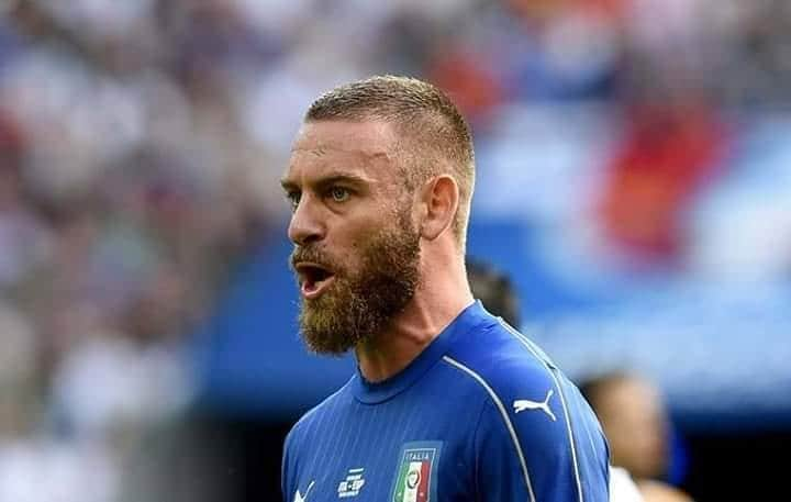 サッカーイタリア代表さんのインスタグラム写真 - (サッカーイタリア代表Instagram)「🎂 Buon compleanno a Daniele #DeRossi per i suoi 3⃣6⃣ anni❗️ . 🇮🇹 117 presenze in #Nazionale ⚽️ 21 #gol 🏆 #Mondiale, #Germania2006 🥇 #U21EURO 2004 . 🗓 #Roma, #24luglio 1983 . . #Azzurri #VivoAzzurro #Italia」7月24日 15時01分 - azzurri