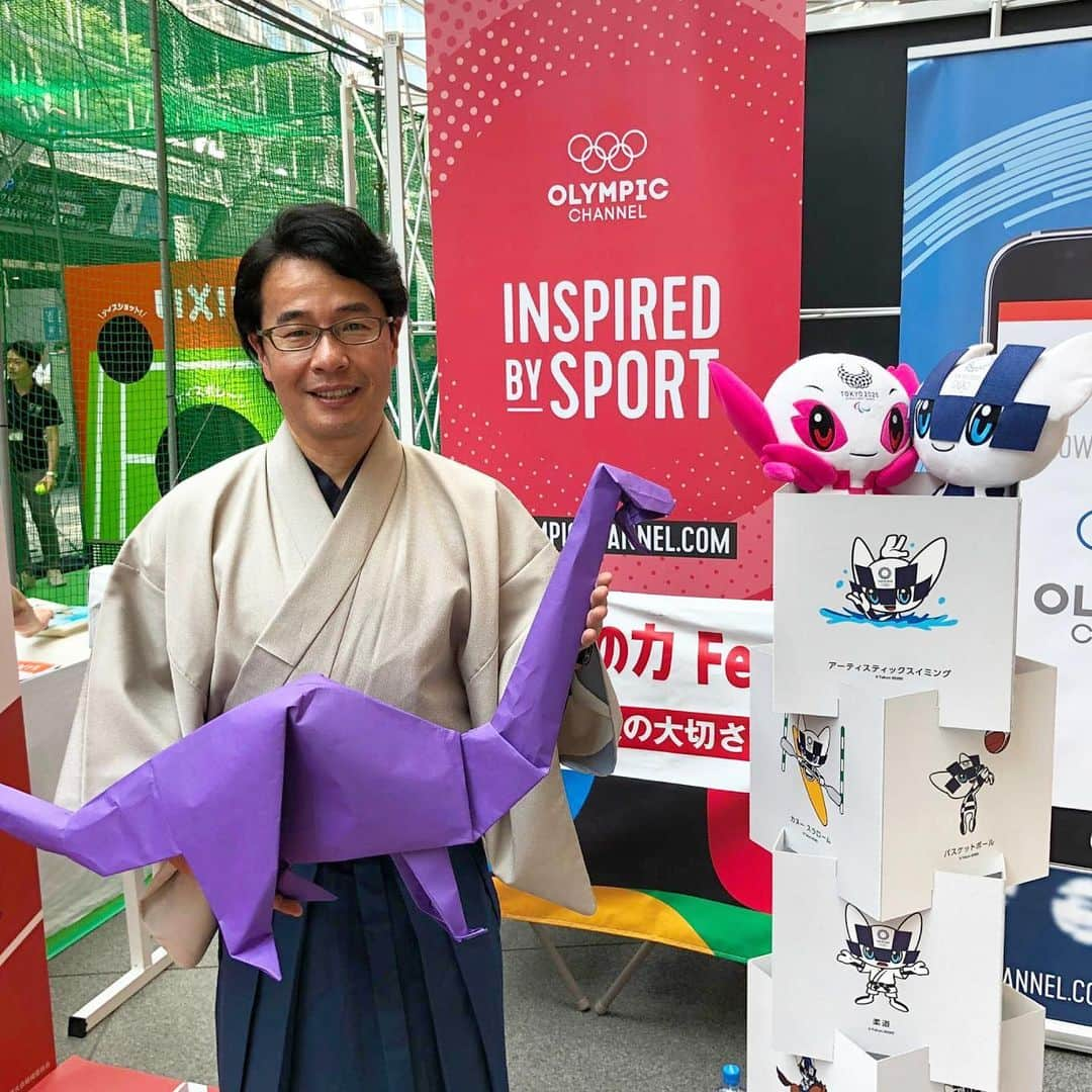 オリンピックチャンネルさんのインスタグラム写真 - (オリンピックチャンネルInstagram)「This is Origami artist, Taro Yaguchi. Is he going to do a #2020mascot, an #2020athlete, a #2020stadium or a #2020torch? Tell us your guess in the comments.  Join us now at 9.15 am CEST for our ‘One Year to Tokyo 2020 - Live Special’ on Facebook, Twitter, YouTube or olympicchannel.com to see the outcome.  #1YearToGo」7月24日 15時08分 - olympicchannel_x