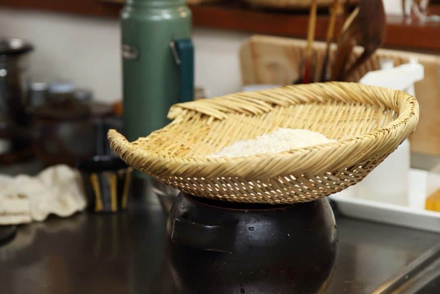 ナチュランさんのインスタグラム写真 - (ナチュランInstagram)「荒物を扱う雑貨店として知られる『暮らしの道具 松野屋』。﻿﻿ 昔ながらの生活道具の魅力をご紹介します。﻿ ﻿ ﻿﻿ -----------﻿﻿﻿ ■真竹角盆ざる［MTN-2Z30-1589-A］﻿ 新潟県の佐渡島で良質な竹を使って作られた角型のざるです。﻿ シンプルながら頑丈な作りで、平らなスクエア型の8寸サイズは麺類を入れたり、パンを乗せてプレートとして使ったりと使い勝手の良いサイズ。﻿ 竹は水の膜ができにくく清潔なので、食品を扱うのには最適です。経年変化によって竹の色合いや艶が増していくのも魅力の一つ。﻿ ﻿ ﻿ ■篠竹みざる1升［MTN-2Z30-1586-A］﻿ 岩手県の熟練の職人によって一つ一つ丁寧に編まれた丸ざるです。﻿ 大きな1升サイズはお鍋の時にお野菜を置いたり、洗ったお野菜の水切りパッドとしてもおすすめです。﻿ ﻿ ﻿ ■アチョリカゴ小［MTN-2Z30-1599-A］﻿ しなやかな天然素材の椰子を使用した、収納にぴったりのかわいいバスケット。﻿ ﻿ ﻿ ■ストロードーム手横長カゴ［MTN-2G18-1330-A］﻿ ストローと呼ばれる水草でしっかりと編んだカゴバッグです。﻿ 表面がつるつるとして持ちやすく、素朴な椰子素材の持ち手が手に馴染みます。﻿ ﻿ ﻿﻿ ﻿﻿﻿ -----------﻿﻿﻿﻿﻿﻿ #ナチュラル #ナチュラン #natulan #日々の暮らし #暮らしを楽しむ #シンプルライフ #シンプル #大人女子 #松野家の暮らし #かご #ざる #箕ざる #みざる #角盆ざる #ナチュラン特選 #松野屋 #暮らしの道具 #暮らし #matsunoya #matsunoyatokyo #パン #パン好き @matsunoyatokyo @yanaka_matsunoya」7月24日 15時10分 - natulan_official