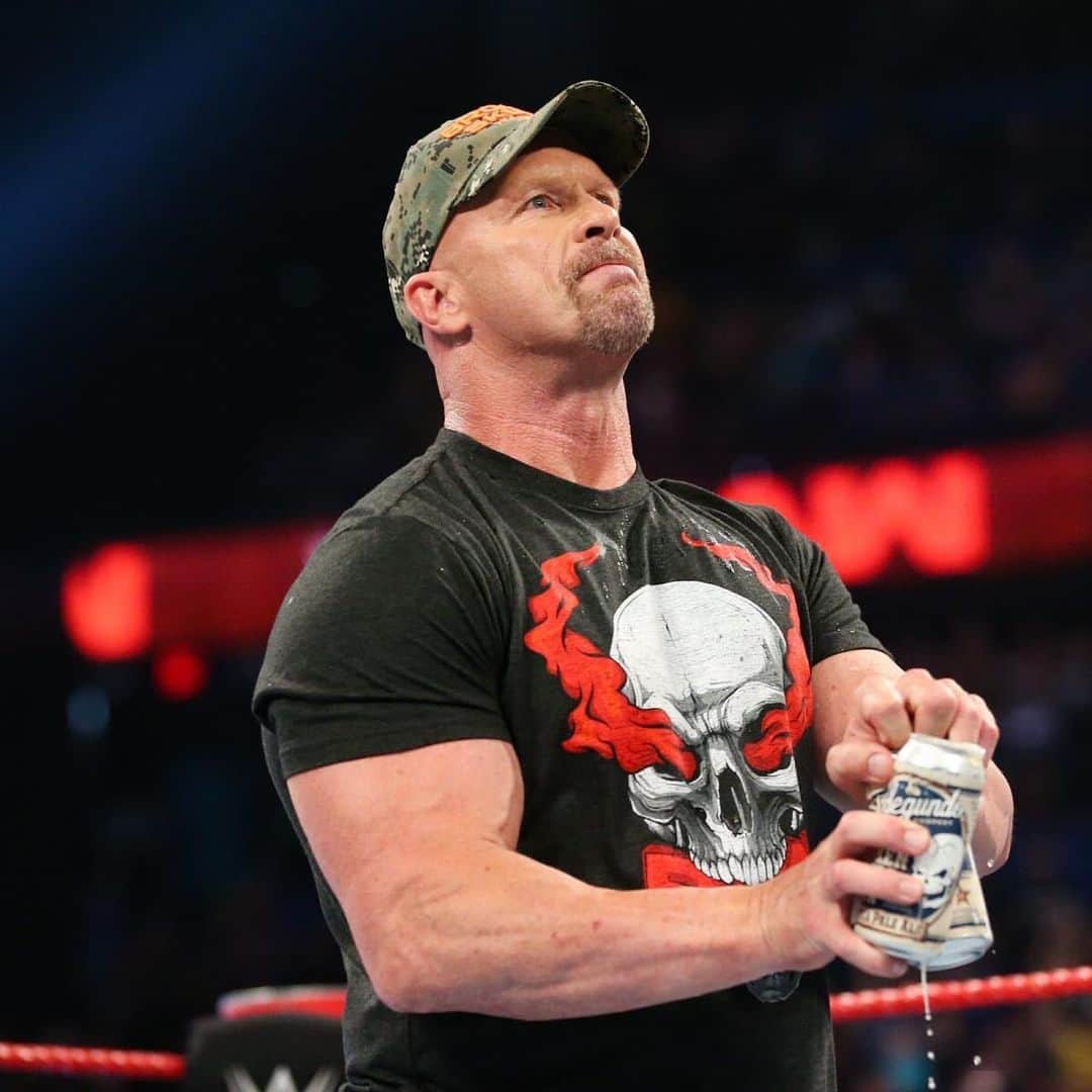 ストーン・コールド・スティーブ・オースチンのインスタグラム：「Drinking my beer and my favorite beer from @esbcbrews. Broken Skull IPA.  Tampa, FL was the location. Monday Night Raw was the occasion. It was a good time.  @wwe #raw #familyreunion」