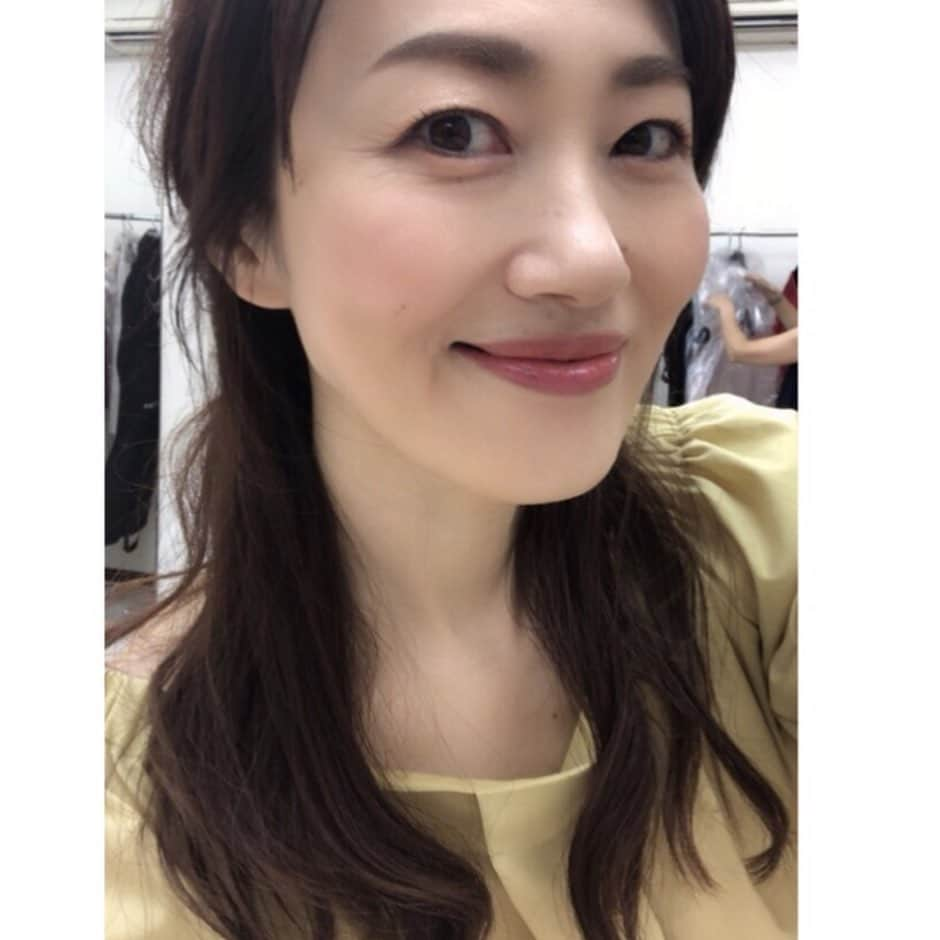 梅本理恵さんのインスタグラム写真 - (梅本理恵Instagram)「「美ST」11月号の撮影でした♡  まだお昼なのに、もう夕方かと感じてしまう。笑 久しぶりにちょっと早起きの日。  今日デパートでお会いした方は、20年美容のお仕事に携わっておられるそうです。 美容のことが大好き!とおっしゃる方は、必ず綺麗で素敵な方…今日またそう感じました♡ とっても楽しい撮影でした。  2日連続で、Saiさんにヘアメイクしていただけるなんて、幸せすぎる♡♡♡ ・ ・ ・ ・ #光文社#美ST#撮影オフショット#ファンデーション#美肌#美容#ツヤ肌#カバー力#色が豊富 #アラフォー#アラフィフ#美魔女#美魔女コンテスト #美魔女ファイナリスト #はんなり美魔女 #梅本理恵#はんなり梅ちゃん#撮影#team美魔女9期生 #いつもありがとうございます ☺︎#帰りの電車 で#睡魔と戦う 笑」7月24日 15時12分 - rie___12ki