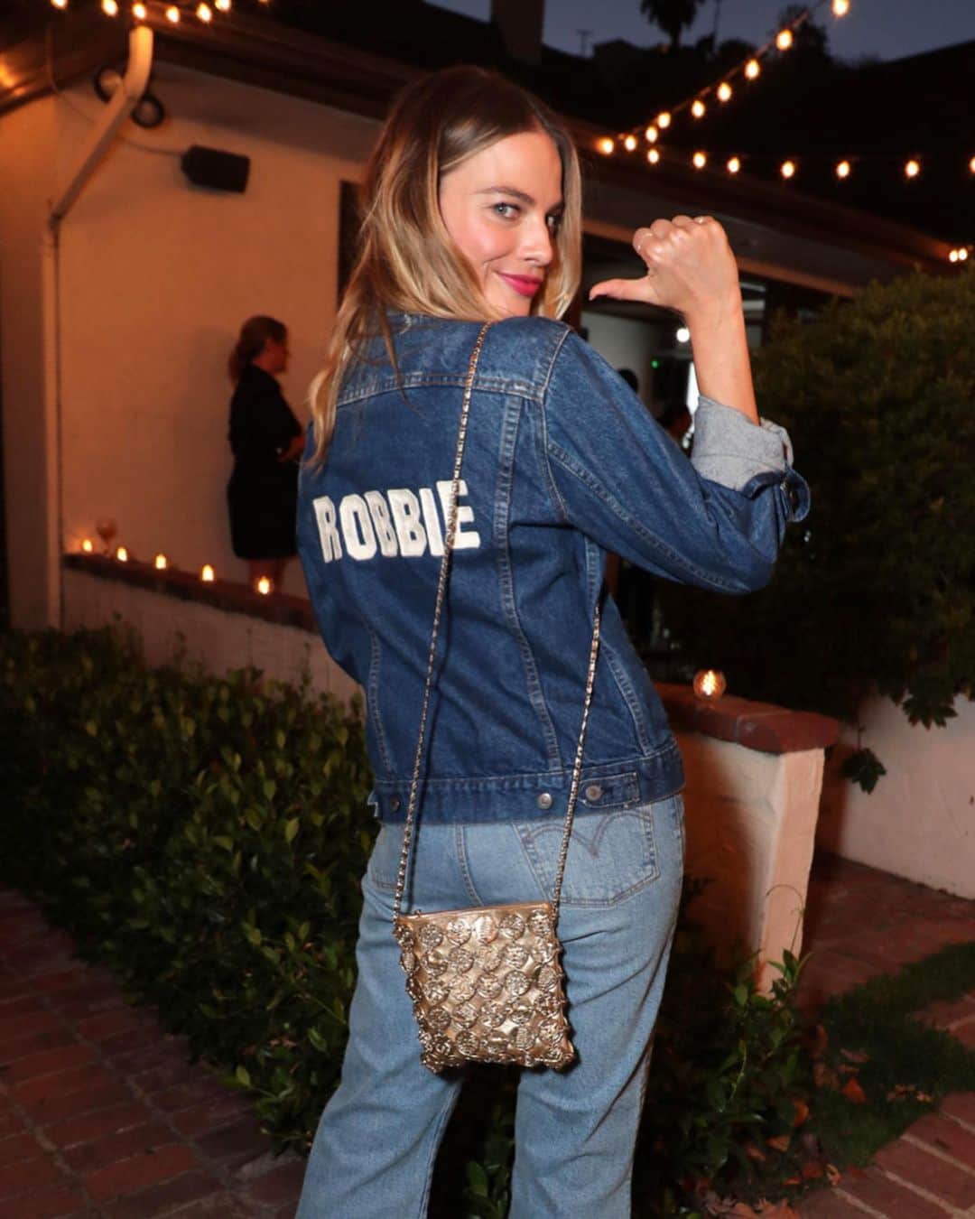 Levi’sさんのインスタグラム写真 - (Levi’sInstagram)「Tonight we were lucky enough to host a dinner with @doradberad to benefit @youngcareoz and toast the upcoming release of @onceinhollywood. Swipe to see who we celebrated with. #doradberad」7月24日 15時16分 - levis