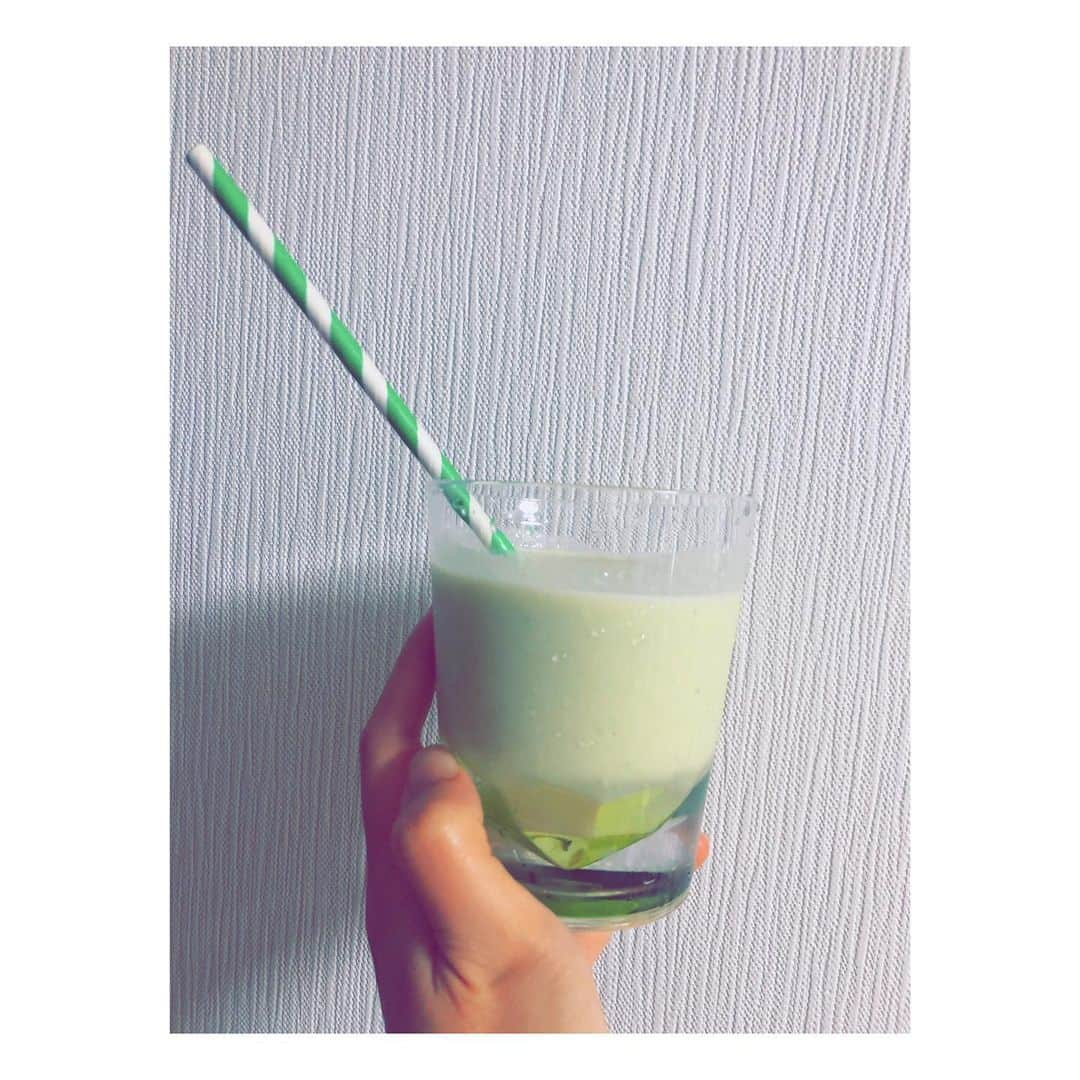 紺野ぶるまさんのインスタグラム写真 - (紺野ぶるまInstagram)「アボカドバナナ🍌🥑 ふつうにおいしい。 #vitamix #スムージー」7月24日 15時18分 - buruma_konno