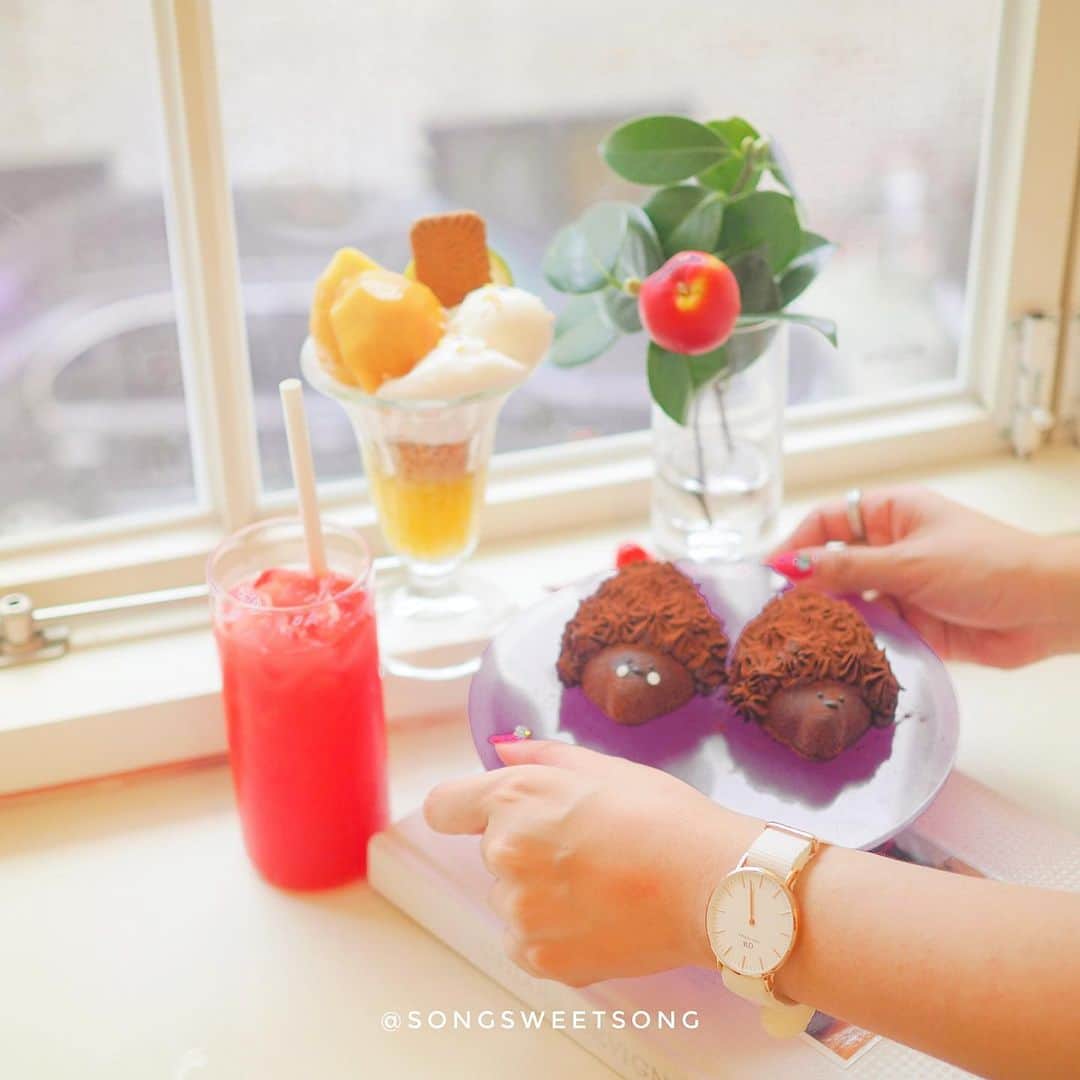 のインスタグラム：「． Feel the Summer Breeze & Let’s have some SWEETs 💕 คุงเม่นน่ารักมว้ากกกก🦔 เป็นเค้กชอคเข้มๆไม่หวาน ทานกับพาร์เฟ่ต์ และน้ำแตงโม  ชื่นจัยย 💕 ✨✨✨✨✨✨✨✨✨✨✨ “Pure white is your pure love! You can’t really go wrong with this classic yet modern new Dover timepiece from @danielwellington .😍 The clean and fresh looking of the white nato strap will be perfect for all summer occasions. Don’t forget to check out with my code sweetsong19 to get -15% off at www.danielwellington.com. It’s free shipping on all orders, happy shopping! #DanielWellington ”」
