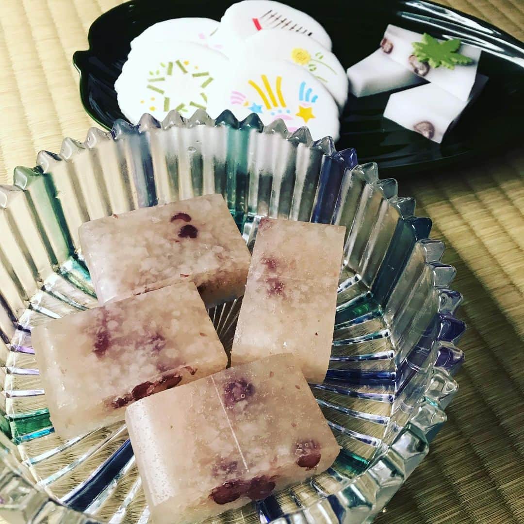 吉村民さんのインスタグラム写真 - (吉村民Instagram)「お茶のお稽古。  1週間、時間が空くと すぐに忘れてしまう💦  例えば話をしながらでも、 勝手に手が動く、くらいになりたい🍵  #茶道 #茶の湯 #teaceremony  #chanoyu #japanesetea  #表千家 #和菓子 #wagashi」7月24日 15時33分 - xxtamixx.y