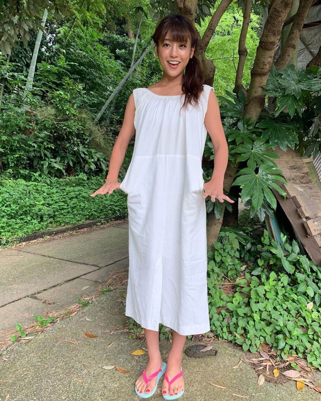 岡副麻希さんのインスタグラム写真 - (岡副麻希Instagram)「🏖 ポケットがあるかないか、 最近すごく重要視しがちです👼🏻💭ふふふ  後ろはこんな感じです🌺🌈😚. one-piece#udresser 👙#ROXY  #ポケット #あると便利 #肩甲骨つかんでたら赤くなった笑 #iPhoneXS」7月24日 15時35分 - maki_okazoe_official