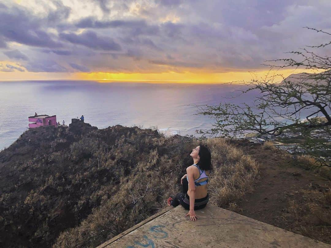 坪井安奈さんのインスタグラム写真 - (坪井安奈Instagram)「back post of hawaii⛰✨ . #sunset #hawaii #hawaiilife #hawaiiliving #pillbox #pinkpillbox #pillbox #hiking #hike #ハワイ #ハワイ旅 #ハワイ旅行 #ハワイ好き #ハワイ暮らし #ハワイ生活 #ピルボックス #ピンクピルボックス #山ガール #ハイキング #夕日 #日暮れ #夕暮れ #黄昏時」7月24日 15時38分 - tsuboianna