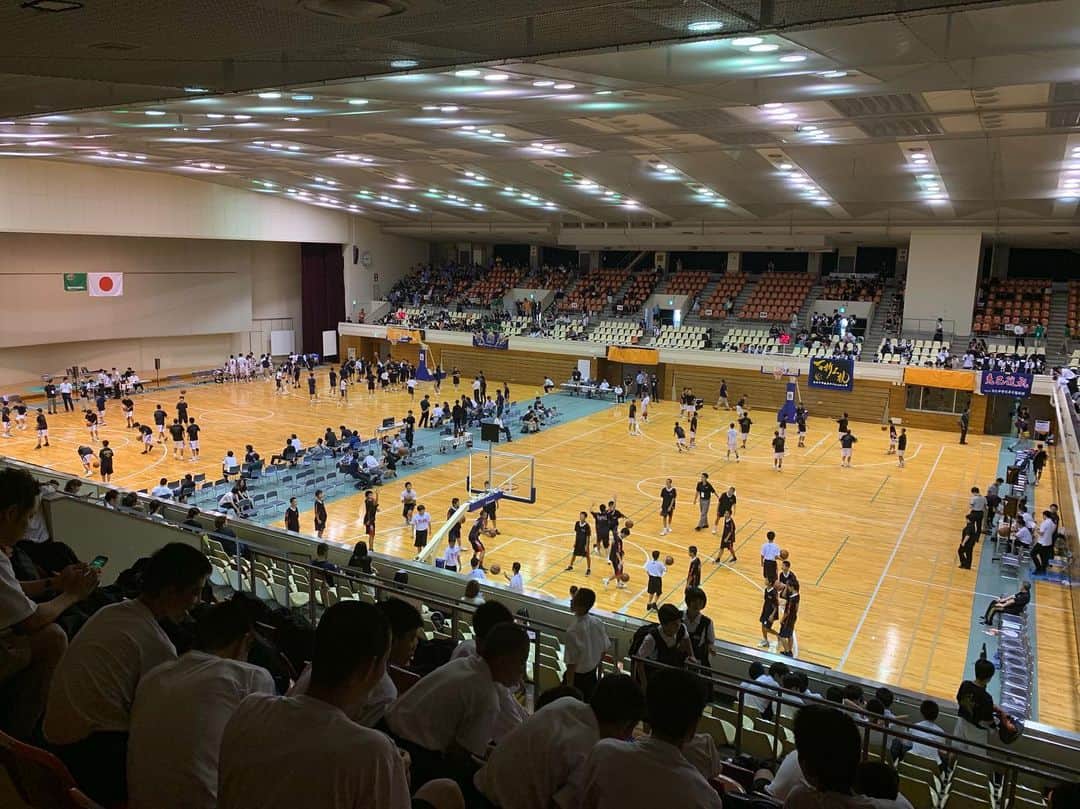青木康平のインスタグラム：「今日はアカデミー生🏀クラブチーム生🏀の応援に市大会を見に行きました！ 彼らの頑張っている姿には感動しました。惜しくも勝ち上がれなかった子達もいましたが、高校に行くまでにどれだけ頑張れるか、これからの過ごし方は凄く重要だと思います。昨年の祐心は引退してから成長しましたから👍 いい選手もいました！watch&cのクラブチームに入らないかな〜笑 今回試合を見ていて、アメリカでも話題にあがりましたが、改めてチーム内の競争の重要性を感じました。 うちのクラブチームの子達も、もっともがいて欲しいですね👊 これから鹿児島行ってきます🚅 #中体連#市大会#watchandc#watchandcacademy#応援の応援📣！？」