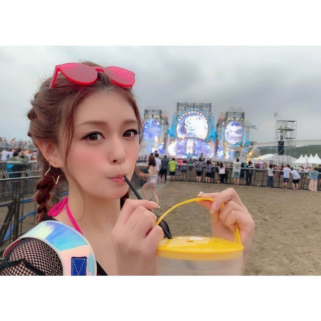 橘メアリーさんのインスタグラム写真 - (橘メアリーInstagram)「・ ・ 🌺💜S2O JAPAN🌈🦄 ・ ・ 1日目🌹 こんぴかと 行ってきました💖 ・ ・ 前々日に服装どうする？ってなって ドタバタであす楽とzozoをフル活用 してなんとか間に合った😂😂😂 おそろいのピンクコーデ💖 ・ ・ サロンでヘアセットもして のんびりしすぎて会場ついたの 17時半www😂 ・ ・ トリのYellowClawで 下行って濡れに行くって 決めてたんだけど 予想以上の水量で もう意味わからんかった😂 ・ ・ 水圧もすごすぎな🥳😂 ・ ・ でも本当に本当に めちゃくちゃ楽しかった！🌈🦄 風邪引いたけど！！ ・ ・ 来年も絶対行く❤️ ・ ・ そして帰りも気力をなくし &耐えられぬ空腹で 途中下車してラーメン食べたw 生まれて初めて ラーメンにご飯頼んだ！ 全部は普通に無理だだけど！！ ・ ・ ぴかありがとね❤️ ・ ・ @s2ojapan  #s2ojapan  #水かけ祭り  #紺野ひかる #橘メアリー  #セクシー女優 #フェスコーデ  #フェスファッション #edm  #ネオンサングラス #ピンクコーデ  #リンクコーデ #おそろコーデ  #bff #bestfriend #すきぴ」7月24日 15時43分 - tachibanamary