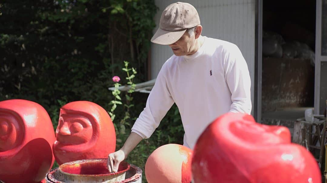 Japanese Craft Mediaさんのインスタグラム写真 - (Japanese Craft MediaInstagram)「The rainy season is almost ending in Japan. Last year, I interviewed with a Daruma craftsman. He said that I could work only in sunny days, because Nikawa ( glues ) became solid when the temperature was low. He will be having a busy season sometime soon. #japanmade_co #japanmade #japancraft #japancrafts #daruma #darumadoll #red #handmade #crafts #craftsmanstyle #craftsman #japan_of_insta #japanculture #japanlover #japanstyle #japanfocus #japanesedoll #japanese #hiratsuka #kanagawa #japan」7月24日 15時44分 - japan___made