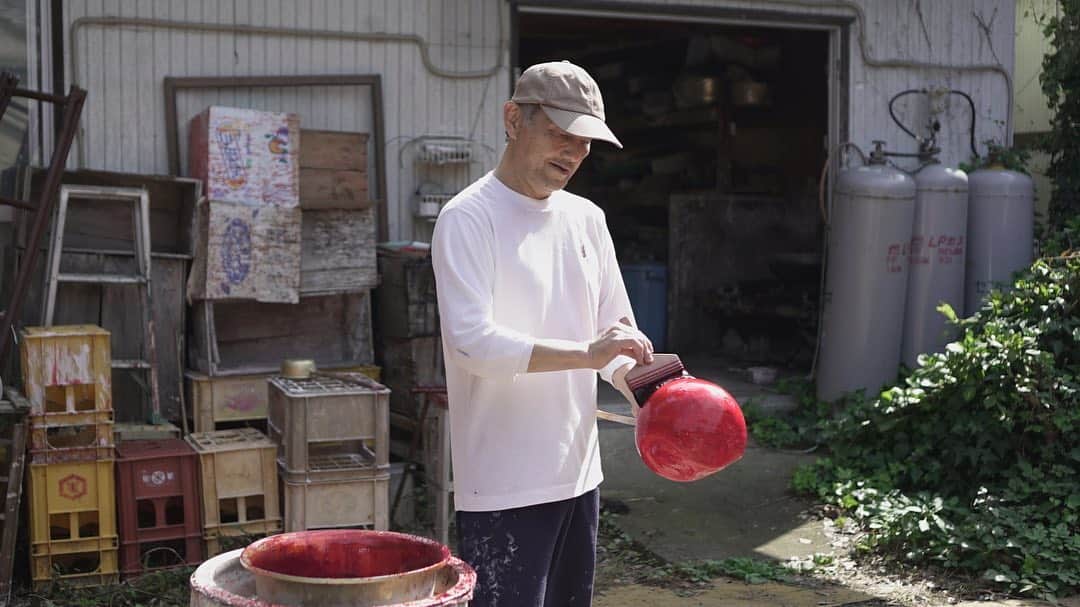 Japanese Craft Mediaさんのインスタグラム写真 - (Japanese Craft MediaInstagram)「The rainy season is almost ending in Japan. Last year, I interviewed with a Daruma craftsman. He said that I could work only in sunny days, because Nikawa ( glues ) became solid when the temperature was low. He will be having a busy season sometime soon. #japanmade_co #japanmade #japancraft #japancrafts #daruma #darumadoll #red #handmade #crafts #craftsmanstyle #craftsman #japan_of_insta #japanculture #japanlover #japanstyle #japanfocus #japanesedoll #japanese #hiratsuka #kanagawa #japan」7月24日 15時44分 - japan___made