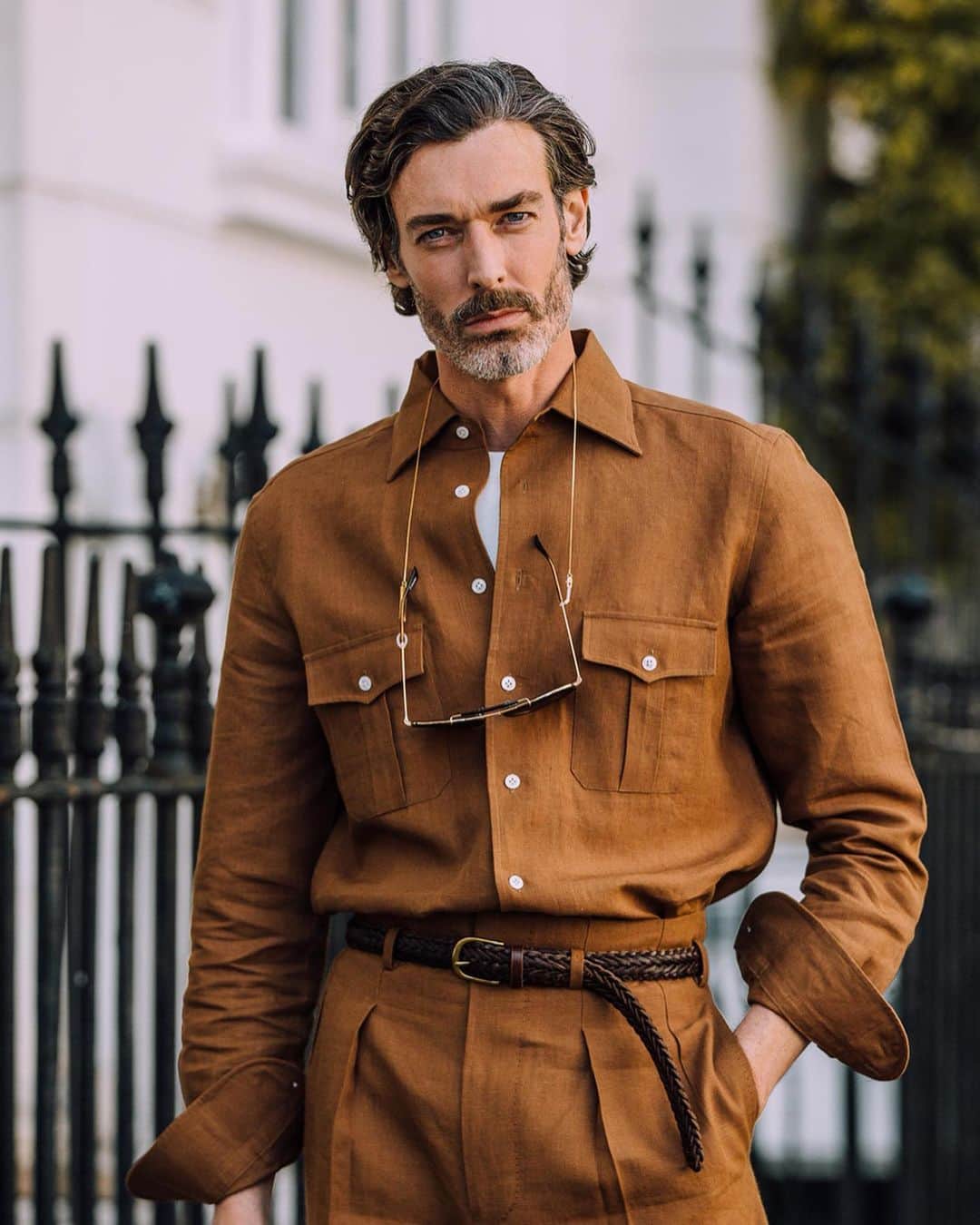 のインスタグラム：「Safari suit weather. Our safari shirts are cut to match this summer’s linen Hollywood trousers in tobacco and beige, with rolling one-piece collars and a contemporary fit. . #EdwardSexton #SS19 #Linen #SafariSuit #Tonal #MensStyle #SavileRow #Suiting #SafariShirt #HollywoodTops #SummerStyle #TheSextonLook」