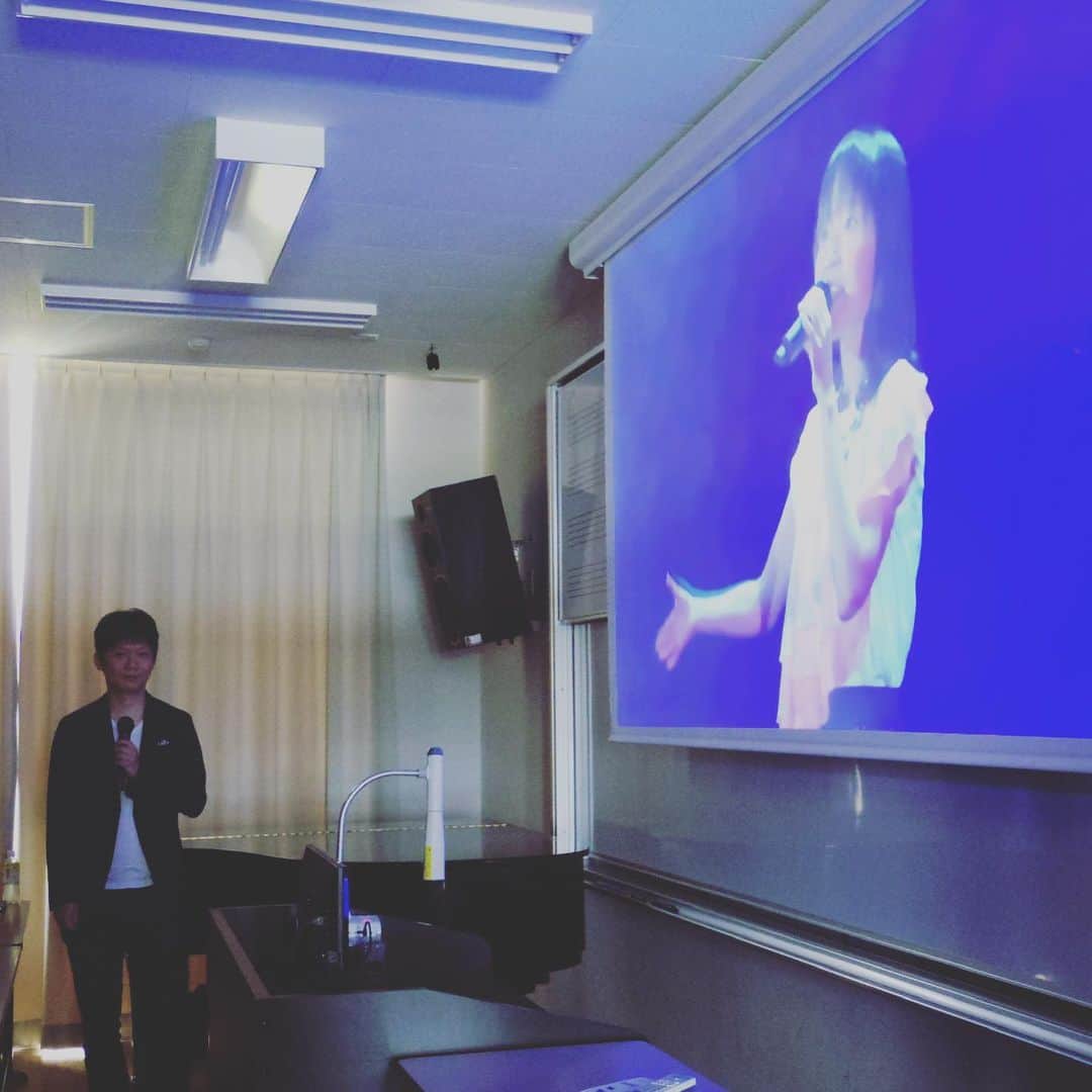 naoのインスタグラム：「ご縁あって、先月、尚美学園大学で特別講師させていただきました。 授業内容は、  21世紀になってからのJ-POPの変遷  というテーマで90分。  ライブとは違い、喋りで90分は難しい。  生徒さん熱心で真面目だったなぁー。」