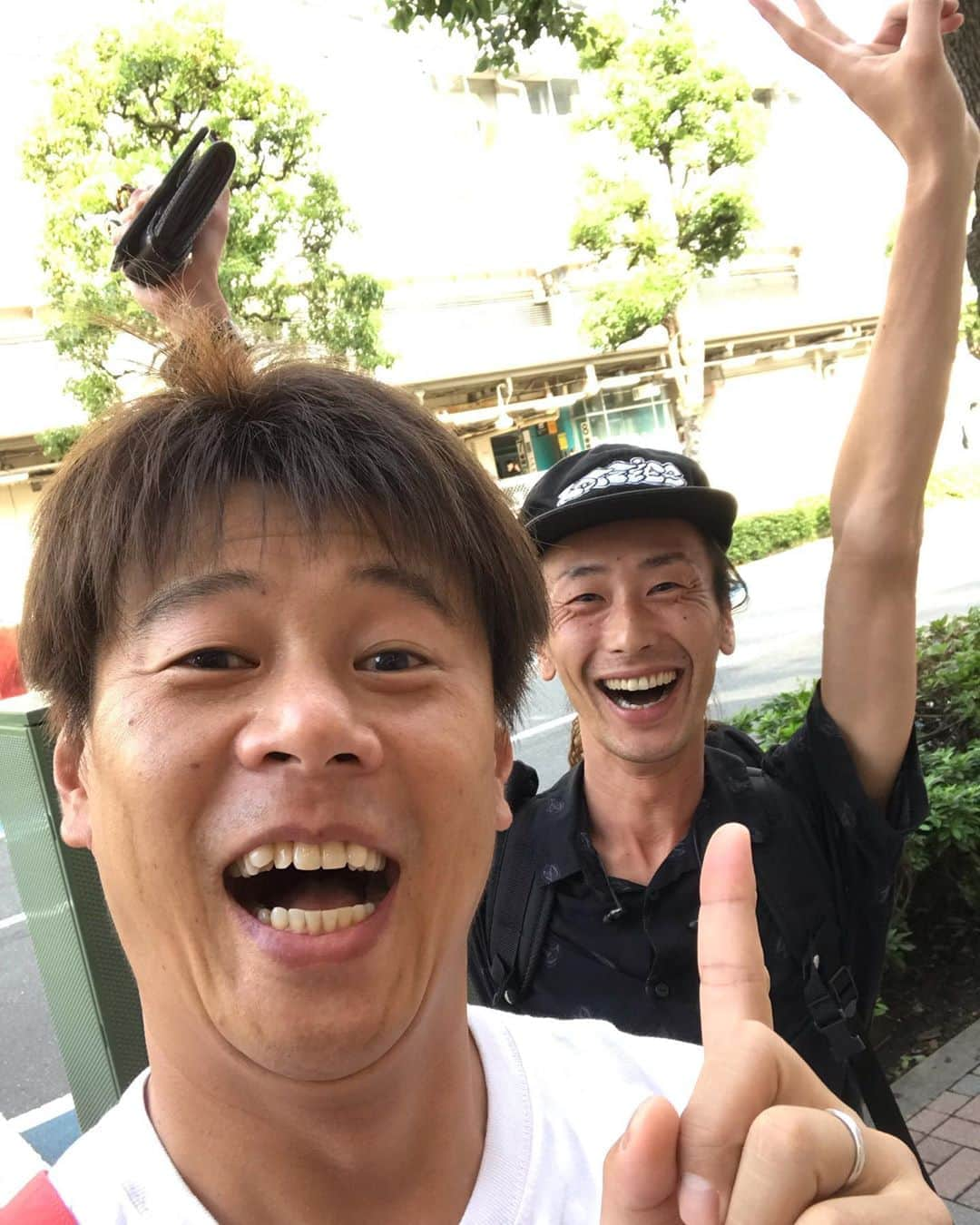 ロッシーさんのインスタグラム写真 - (ロッシーInstagram)「ご近所さんの大好きな後輩！ #GAG坂本 と、街中ばったり会う確率高い！ ご近所さんだからだ！ 毎回嬉しいー！ 元気がでるわ！ありがとう！  いい天気だ！  #野性爆弾 #ロッシー #より。 #ロシ写真」7月24日 15時55分 - yaseibakudan_rossy