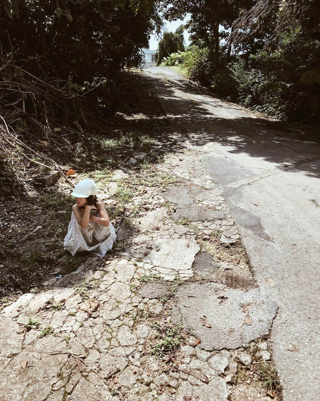 Yuiのインスタグラム：「. 初めての沖縄旅で思ったのは 動植物の生命力が凄まじいということ。 玉虫色の虫が低空飛行し 真赤色の鳥が目の前を横切った。 蔦に覆われた電柱は本体が少しも見えず、 あと世界遺産で娘は石ころ拾うの 勘弁してほしい。 . あちらは雨ばかりやったけど 関西はもう梅雨明けして 今日は気持ちの良い夏日。 . とりあえず池乃めだかに早く 背の伸びる薬を作ってあげてほしいです。」