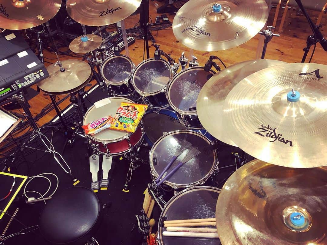 坂東慧さんのインスタグラム写真 - (坂東慧Instagram)「リハリハリハリハソハリハリハリハリファリハ #yamahadrums #zildjiancymbals #zildjiansticks #aspr #westone #cympad #rehearsal #カラムーチョ辛さ7倍」7月24日 15時55分 - bandohsatoshi