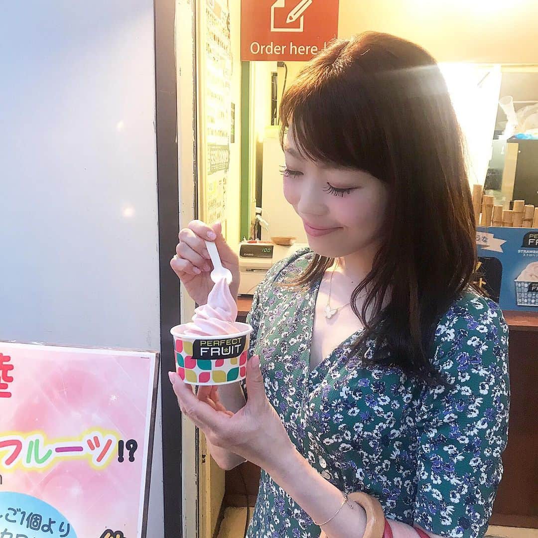 アレルギーナビゲーター 細川真奈 ❤さんのインスタグラム写真 - (アレルギーナビゲーター 細川真奈 ❤Instagram)「#食物アレルギー_京都 #食物アレルギー_ソフトクリーム . プラプラ歩いていてたまたま見つけた #乳製品不使用 #砂糖不使用 の大きな文字（スワイプ③枚目） クレープ屋さんで売っているソフトクリーム🍦✨ . 恐る恐る、他のアレルゲンも確認。 #卵不使用 #ナッツも不使用 とのこと。 「大豆でできてるのですか？」 と尋ねると、 #大豆不使用 です。 "果物と空気てできてます！" の一言。 ビックリして「果物と空気？それ以外は使ってないのですか？」と聞くと、 " はい、使っていません。27大アレルゲンはりんごのみです。"と。 ネットで調べたら、 フルーツ以外は 着色料・香料・植物ガム・安定剤のみでした。 . 驚きつつ、 いちご味をオーダー🍓✨ ※京都の「さんじや 本店」についてはクレープ屋さんで販売していますので、コンタミネーション🆖の方はご自身でご判断ください。 . 空気だけってどんなのだろう？ と思いましたが、 見た目は普通のソフトクリーム🍦。 食感が軽くて口の中へ入れると綿あめのようにふわっと溶けます。 しかも豆乳ソフトクリームよりも軽い食べ応えなのでバクバク食べられちゃう😋❣️ . すんごいソフトクリーム見つけました❤️ 今のところ関西圏に5店舗しかないようです。 オーストラリアから日本へ初上陸のソフトクリーム🍦✨ 気になる方はネットで 「パーフェクトフルーツ」 で検索されてみてください🙆‍♀️💓 . . #パーフェクトフルーツ #ソフトクリーム #乳製品不使用 #グルテンフリー #無糖 #無脂肪 #卵アレルギー #乳製品アレルギー #山芋アレルギー #ナッツアレルギー #食物アレルギー #アレルギー #大人の食物アレルギー #アレルギーナビゲーター #foodallergy #foodallergies #allergynavigater #食物アレルギー_外食 #食物アレルギー_ソフトクリーム #食物アレルギー_スイーツ」7月24日 15時56分 - manahosokawa
