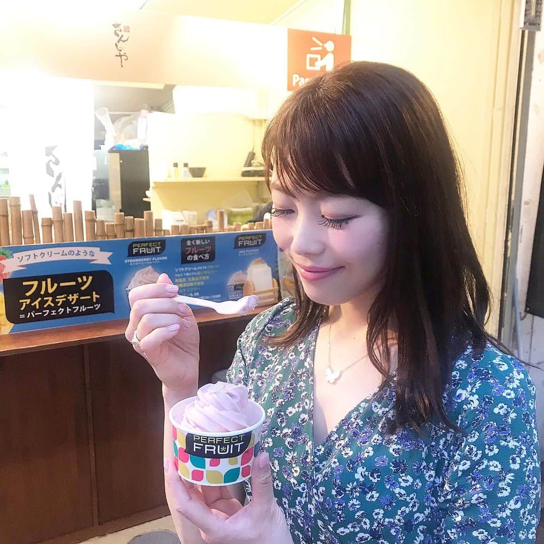 アレルギーナビゲーター 細川真奈 ❤さんのインスタグラム写真 - (アレルギーナビゲーター 細川真奈 ❤Instagram)「#食物アレルギー_京都 #食物アレルギー_ソフトクリーム . プラプラ歩いていてたまたま見つけた #乳製品不使用 #砂糖不使用 の大きな文字（スワイプ③枚目） クレープ屋さんで売っているソフトクリーム🍦✨ . 恐る恐る、他のアレルゲンも確認。 #卵不使用 #ナッツも不使用 とのこと。 「大豆でできてるのですか？」 と尋ねると、 #大豆不使用 です。 "果物と空気てできてます！" の一言。 ビックリして「果物と空気？それ以外は使ってないのですか？」と聞くと、 " はい、使っていません。27大アレルゲンはりんごのみです。"と。 ネットで調べたら、 フルーツ以外は 着色料・香料・植物ガム・安定剤のみでした。 . 驚きつつ、 いちご味をオーダー🍓✨ ※京都の「さんじや 本店」についてはクレープ屋さんで販売していますので、コンタミネーション🆖の方はご自身でご判断ください。 . 空気だけってどんなのだろう？ と思いましたが、 見た目は普通のソフトクリーム🍦。 食感が軽くて口の中へ入れると綿あめのようにふわっと溶けます。 しかも豆乳ソフトクリームよりも軽い食べ応えなのでバクバク食べられちゃう😋❣️ . すんごいソフトクリーム見つけました❤️ 今のところ関西圏に5店舗しかないようです。 オーストラリアから日本へ初上陸のソフトクリーム🍦✨ 気になる方はネットで 「パーフェクトフルーツ」 で検索されてみてください🙆‍♀️💓 . . #パーフェクトフルーツ #ソフトクリーム #乳製品不使用 #グルテンフリー #無糖 #無脂肪 #卵アレルギー #乳製品アレルギー #山芋アレルギー #ナッツアレルギー #食物アレルギー #アレルギー #大人の食物アレルギー #アレルギーナビゲーター #foodallergy #foodallergies #allergynavigater #食物アレルギー_外食 #食物アレルギー_ソフトクリーム #食物アレルギー_スイーツ」7月24日 15時56分 - manahosokawa