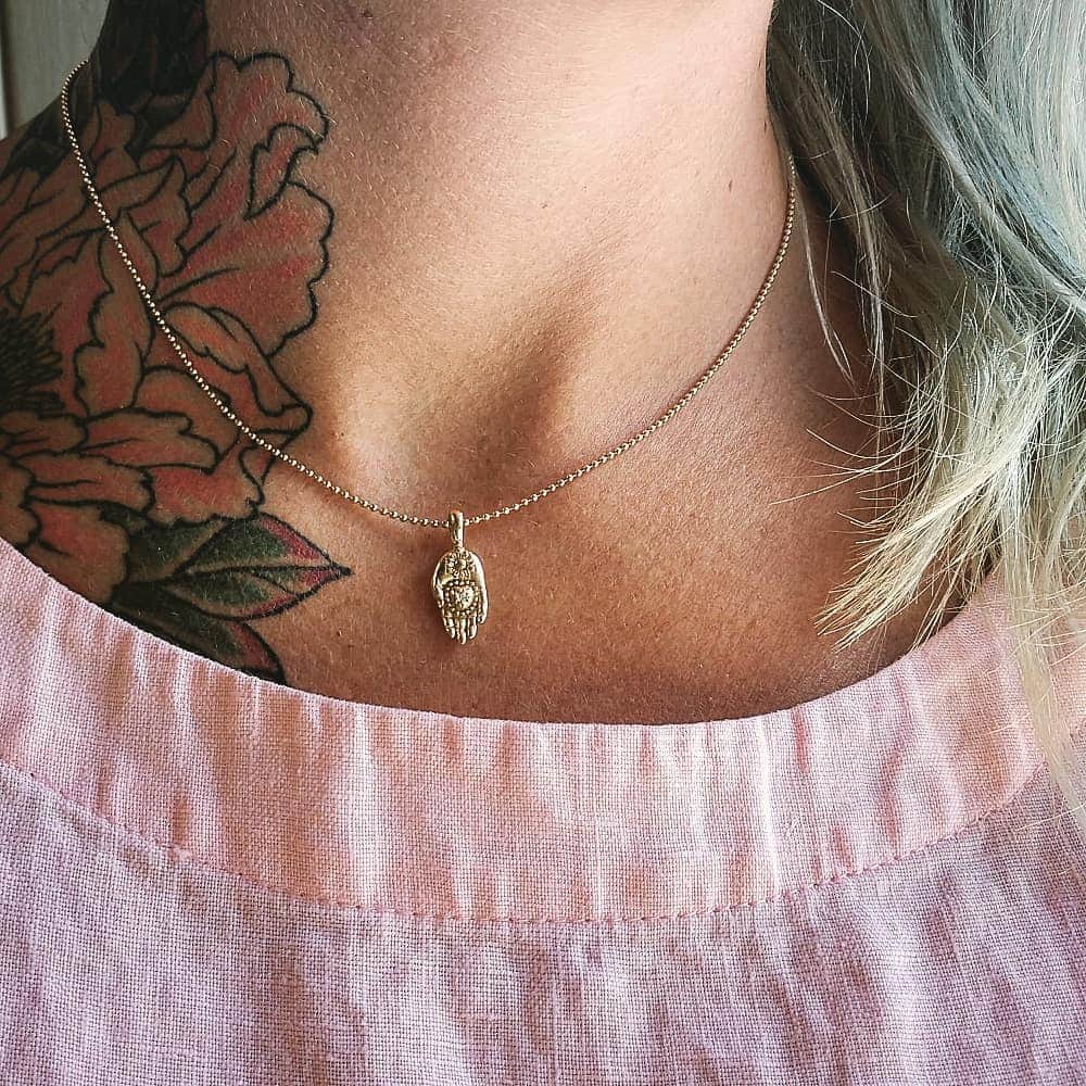 のインスタグラム：「The Mini Mana Hand 🤲Give more then you take, open your heart & your hands, share aloha 🤙 Gold & diamond . Mahalo @walton_melissa for modeling #yes #mana #hand #goodluck #goodluckcharms #gold #diamonds #aloha #sharealoha #amulette #amulet #artisan #jewelry #jewelryasmedecinecm #craftmanship #protection」