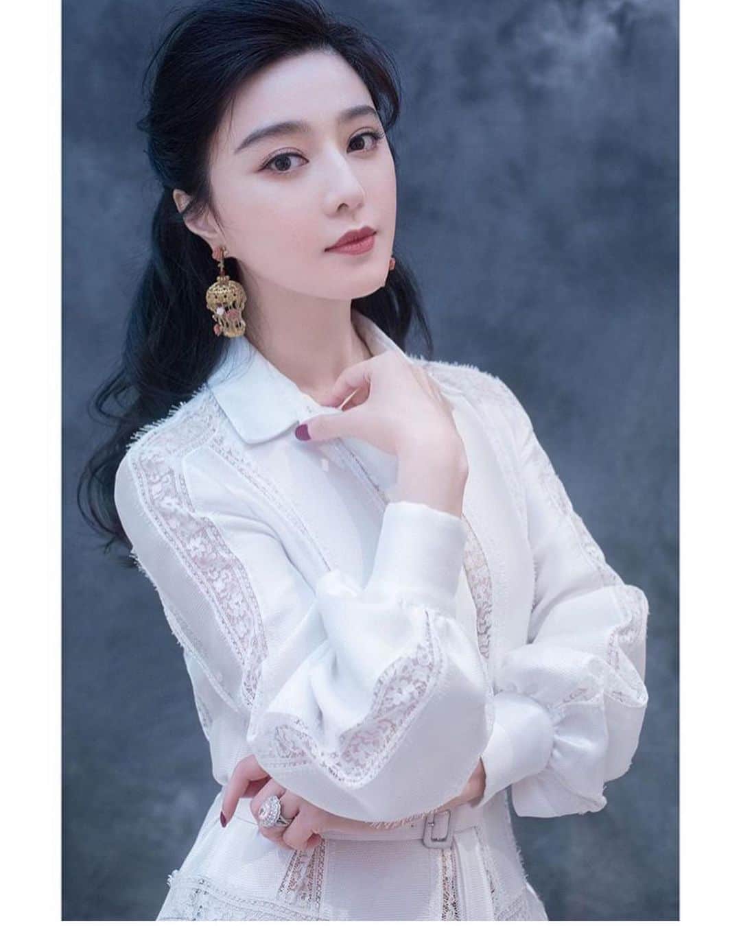 のインスタグラム：「Fan Bing Bing elegance @alexismabille new SS2020 white lace shirtdress soon @harrods styled @minruir @bingbing_fan @fanbingbing0916 #alexismabille #fanbingbing #ss2020 #elegance #shirtdress #white #whitelace #pure #angel #asianbeauty」