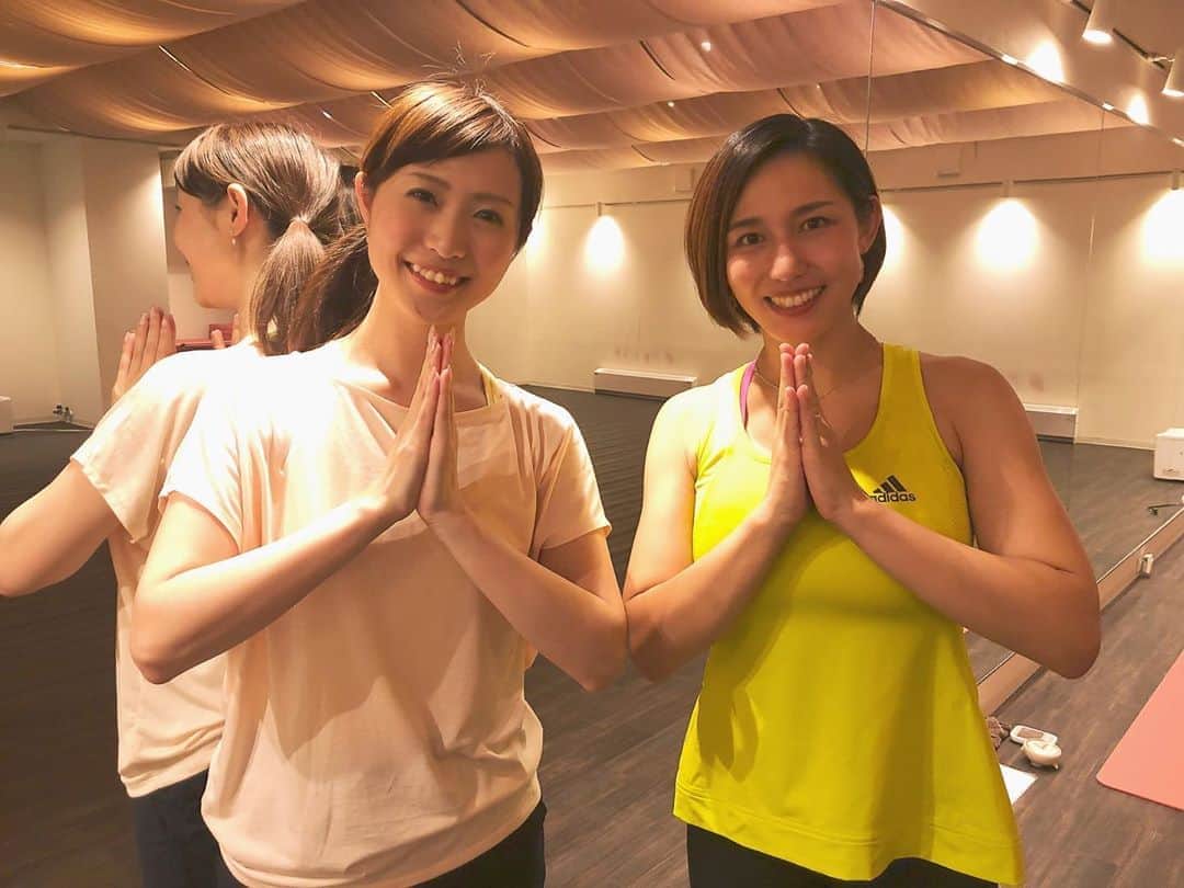南條早紀のインスタグラム：「麗しのcoco先生💓 . フルサタ！で月1回放送している ヨガコーナー🧘‍♀️✨ 教えてくださるcoco先生と😊 . しなやかで朗らかで美しくて。 健康美✨✨という言葉がぴったりな まさに憧れの女性像🥺 . 今週のフルサタ！にて シェイプアップに効果的な ヨガポーズ教えてもらいました♪ …めっちゃ効きますよ…！ . 7月27日土曜11:24〜の放送を お楽しみにっ😘💓 . . #富山テレビ #フルサタ #ヨガ #coco先生 #ホットヨガ #シェイプアップ #絶賛編集中」
