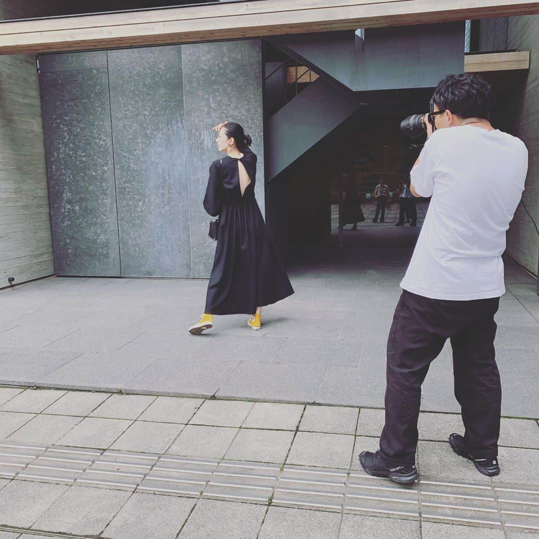 浜島直子さんのインスタグラム写真 - (浜島直子Instagram)「昨日ミモレ( @mimollet )の連載がスタートしました🎉  歳を重ねると「自分の好きなモノやコト」がだんだん明確になってくる。 だからこそ、いつもとちょっと違う自分も冒険気分で楽しめるのでは✨  第1回目はヘアメイクの赤松絵利さん( @akamatsueri )に、いつものメイクにちょっとプラスするだけで“なんとなく” 素敵に見えるコツを教えてもらいました。  そして今日は第2回目の撮影でした。 (写真4〜6枚目。最後の動画は白髪の話で大爆笑してるところ😂) もう、戦友ともいえるスタイリストのマコちんこと福田麻琴さん( @makoto087 )に、大人のナチュラルモードのコツを教えてもらいましたよ。  こちらもぜひお楽しみに😊 ・ #repost @mimollet ・・・ モデルの浜島直子さん連載がついにスタートしました！  タイトルは  浜島直子の 今はまじ！  今のはまじ、明日のはまじを一緒に探す連載に。そのままでも魅力的なはまじが、ちょこっと旅するように一歩だけチャレンジするこの企画です。メイク、ファッション、旅など今のはまじ、現在進行形のはまじを毎週お届けしたいと思います。  初回は、はまじのエッセイとともに♡皆さまよろしくお願いします！（川良）  #ミモレ #浜島直子 #第5回まではメイクの話 #ナチュラルだけど◯◯なヘアメイク #赤松絵利さんに教えてもらいました #大きく変わらなくていい #でもちょっとした一歩が楽しい #笑顔溢れる連載にね✨ #タイトルは #浜島直子のマジ？はまじ！ #と悩んでたけどさすがに勇気出なかったわー🤣 #どうぞよろしくお願いします❤️ 🎉」7月24日 16時02分 - hamaji_0912