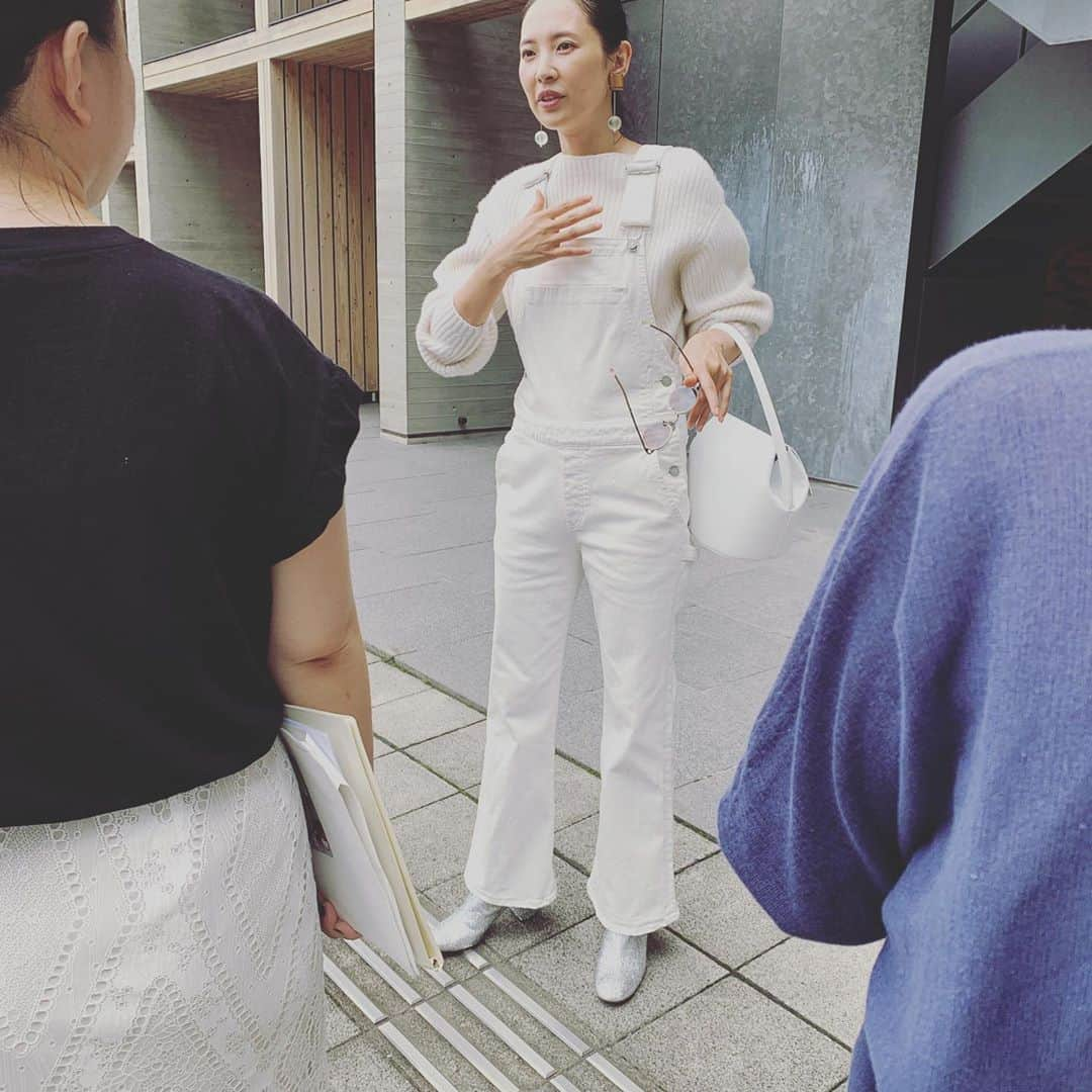 浜島直子さんのインスタグラム写真 - (浜島直子Instagram)「昨日ミモレ( @mimollet )の連載がスタートしました🎉  歳を重ねると「自分の好きなモノやコト」がだんだん明確になってくる。 だからこそ、いつもとちょっと違う自分も冒険気分で楽しめるのでは✨  第1回目はヘアメイクの赤松絵利さん( @akamatsueri )に、いつものメイクにちょっとプラスするだけで“なんとなく” 素敵に見えるコツを教えてもらいました。  そして今日は第2回目の撮影でした。 (写真4〜6枚目。最後の動画は白髪の話で大爆笑してるところ😂) もう、戦友ともいえるスタイリストのマコちんこと福田麻琴さん( @makoto087 )に、大人のナチュラルモードのコツを教えてもらいましたよ。  こちらもぜひお楽しみに😊 ・ #repost @mimollet ・・・ モデルの浜島直子さん連載がついにスタートしました！  タイトルは  浜島直子の 今はまじ！  今のはまじ、明日のはまじを一緒に探す連載に。そのままでも魅力的なはまじが、ちょこっと旅するように一歩だけチャレンジするこの企画です。メイク、ファッション、旅など今のはまじ、現在進行形のはまじを毎週お届けしたいと思います。  初回は、はまじのエッセイとともに♡皆さまよろしくお願いします！（川良）  #ミモレ #浜島直子 #第5回まではメイクの話 #ナチュラルだけど◯◯なヘアメイク #赤松絵利さんに教えてもらいました #大きく変わらなくていい #でもちょっとした一歩が楽しい #笑顔溢れる連載にね✨ #タイトルは #浜島直子のマジ？はまじ！ #と悩んでたけどさすがに勇気出なかったわー🤣 #どうぞよろしくお願いします❤️ 🎉」7月24日 16時02分 - hamaji_0912