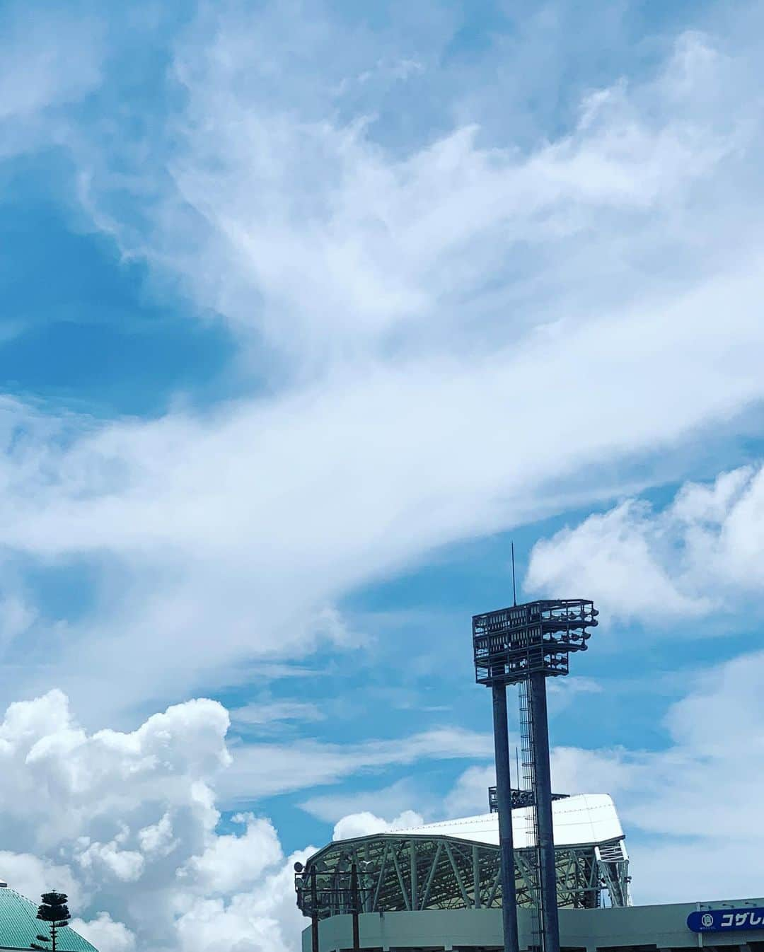 崎山一葉さんのインスタグラム写真 - (崎山一葉Instagram)「今朝はFC琉球の練習見学⚽️ アウェイ続きで、31日の平日にはホームを挟み、またアウェイというハードスケジュール。  暑い中お疲れ様でした💦  その後には、FC琉球の試合では、実況とピッチリポということでお世話になっています、あったゆういちさんの舞台『ピカッと』鑑賞。  久しぶりの舞台鑑賞だったなぁ😌 いつも使う脳内とは違う部分をグルグル巡らせました😝  実況や情報番組とは別人のあったさんを観るのも実に面白いですよ。  ありがとうございました😊 ※ダブルキャストなので出演者確認をおすすめします。 ・ ・  #okinawa  #あったゆういちさん #大山瑠紗 さん #玉那覇真樹さん #知花錦さん #桃原和希さん #城間裕太さん #垣花拓俊さん #新里優奈さん #田原雅之さん」7月24日 16時08分 - kazuha_sakiyama