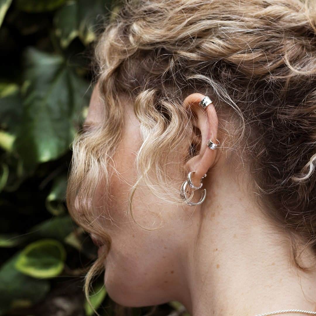 のインスタグラム：「Summer style was made for stacking and we love this silver stack of earrings and cuffs! . . #SummerStyle #StackingStyle #EarWear #EarCuff #Hoops #Silver #InstaStyle #Holidays #Summer #Jewellery #Jewelry #DowerAndHall」