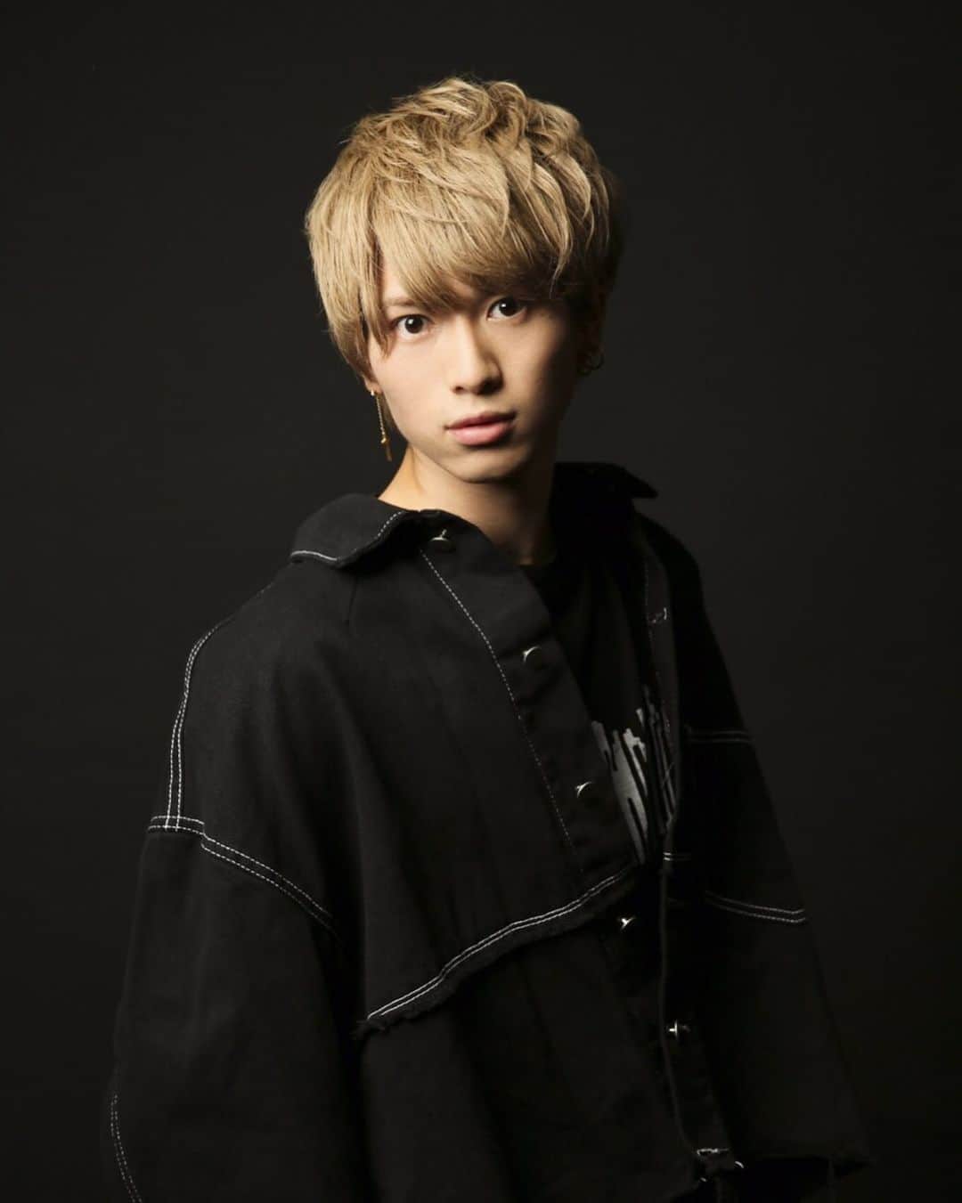 のインスタグラム：「New artist photo🔱 ・ ・ ・ #NEVAGIVEUP #artist #photo」
