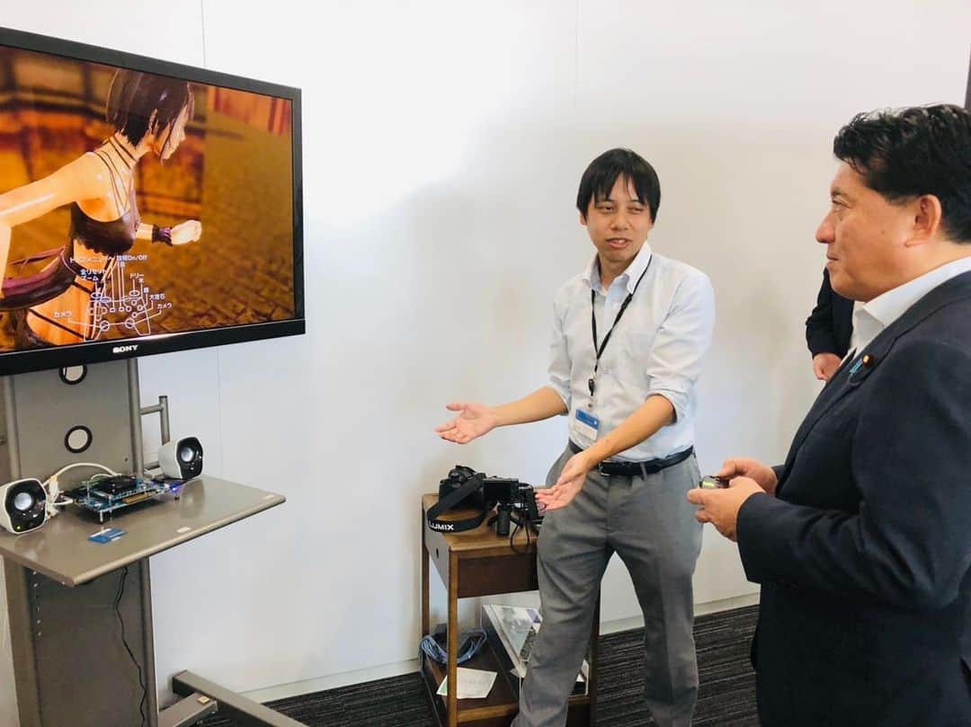 平井卓也さんのインスタグラム写真 - (平井卓也Instagram)「東京・中野の「ディジタルメディアプロフェッショナル」（DMP）を訪問。DMPは、6月に大臣室でのHIRAI Pitchにお越し頂き、日本の強みを活かした、AIチップ・エッジコンピューティングが切り拓く未来について、ピッチさせてもらった経緯があります。それを踏まえて、今回はAIチップのデモ、設計開発の現場を視察。ここで働く外国の研究者、技術者とも意見交換。やはり、日本の文化、芸術が好きで日本で働き始めた方が多いです。クールジャパン戦略、スタートアップ戦略としても参考になりました。ありがとうございました！ #平井卓也　#自民党　#平井ピッチ　#HIRAIPitch　#AI　#エッジコンピューティング　#DMP」7月24日 16時22分 - hiratakuchan0125