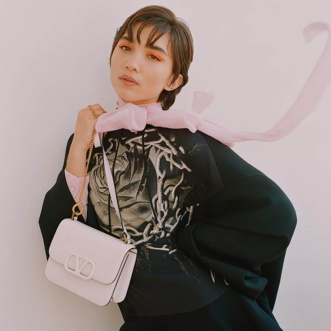 Valentinoさんのインスタグラム写真 - (ValentinoInstagram)「“Do you see the bag when I hold it like this?” Claire (@rowanblanchard) wears the white Valentino Garavani #VSLING bag during her audition in New York City.」7月24日 16時38分 - maisonvalentino