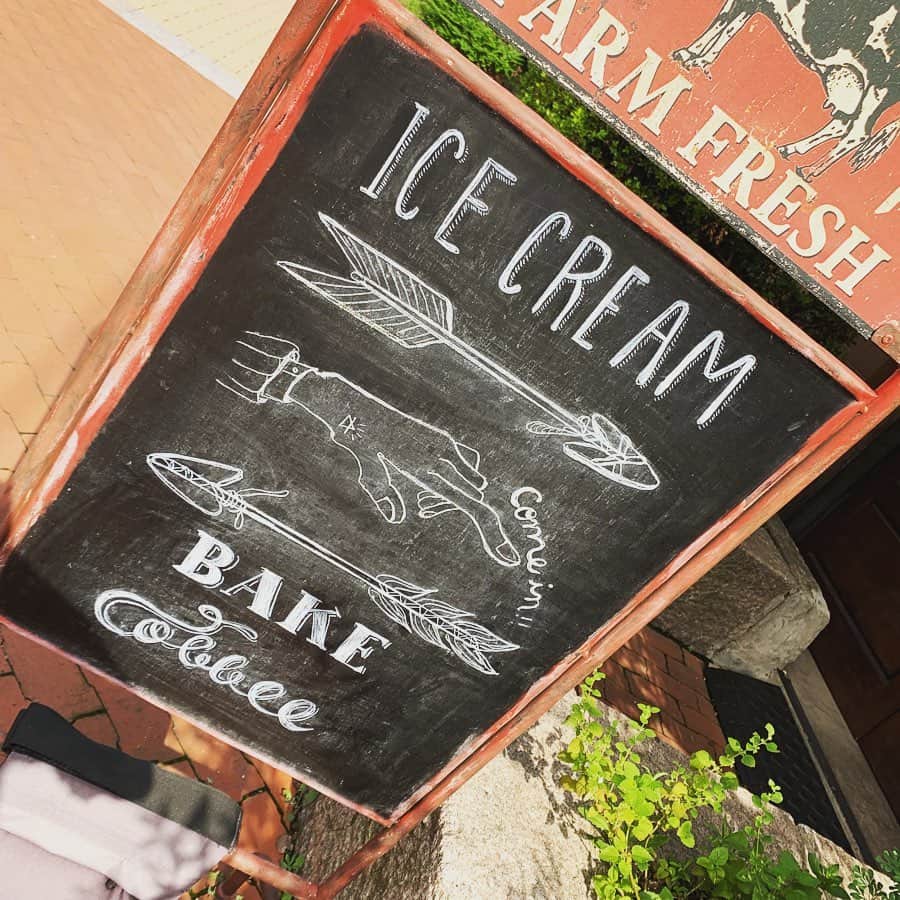 山本彩加さんのインスタグラム写真 - (山本彩加Instagram)「暑い日のアイスは最高❤︎❤︎ ・ ・ 私はピスタチオ&くるみのフレーバーにしました！ アイスクリームが濃厚で、 自家製のコーンがすっごく美味しいんです🥺 ・ ・ お店も海外風でお洒落❤︎ ・ #アイス #icecream #harlowicecream #神戸カフェ #三ノ宮カフェ #元町カフェ」7月24日 16時42分 - ayaka48_yanyan