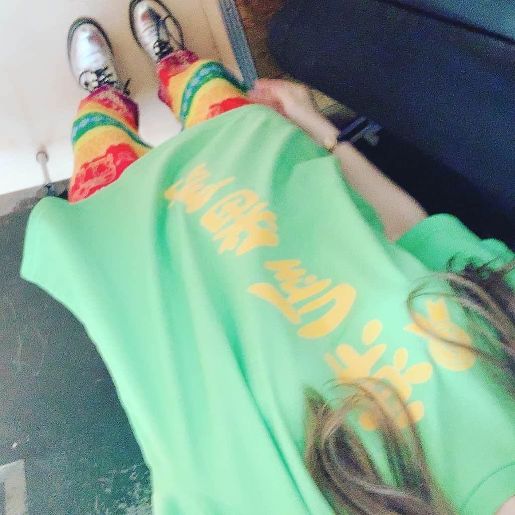 茂木忍のインスタグラム：「公演のリハ着👚🌈」