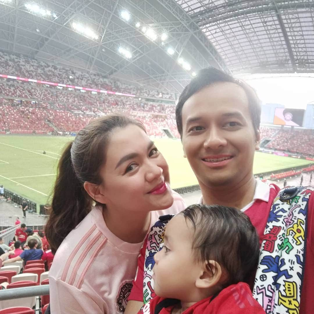 Vicky Shuさんのインスタグラム写真 - (Vicky ShuInstagram)「Demi menyenangkan hati suami jadi deh menemani nonton club bola favorite nyaa Manchester United, yah secara mas bojo udah terlalu sering menuruti istrinya tiap minta nonton konser ini itu. Padaaahaaaal bukan pecinta bola sama sekali hahaha. Yasudahlah jooo, pemanasan kaaannn kamu lg minta diaturin nonton langsung di Inggris sanaah ( sang istri paling hobi kalo disuruh ngatur urusan piknik ) hahaha. Mas @abimanyu_manggala Ngintil jugaaa dehh hehehe」7月24日 16時47分 - vickyshu